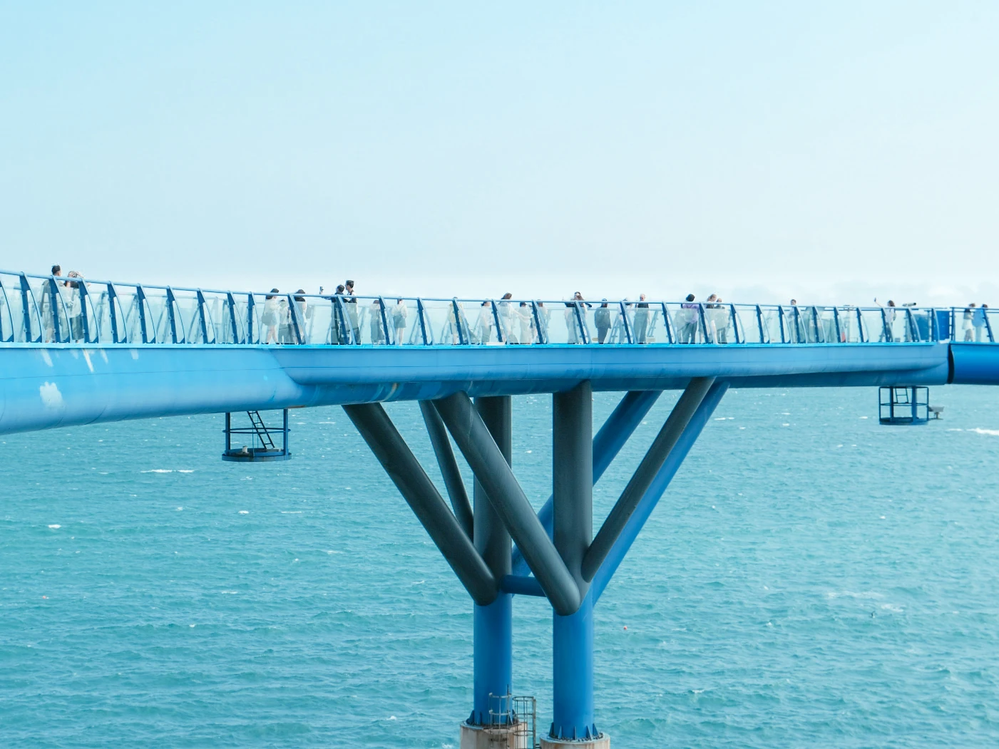 【青沙浦天空步道】漫步海上透明玻璃步道。看交通+停留建議+旅遊攻略! - 第2張圖 青沙浦天空步道藍天大海風景