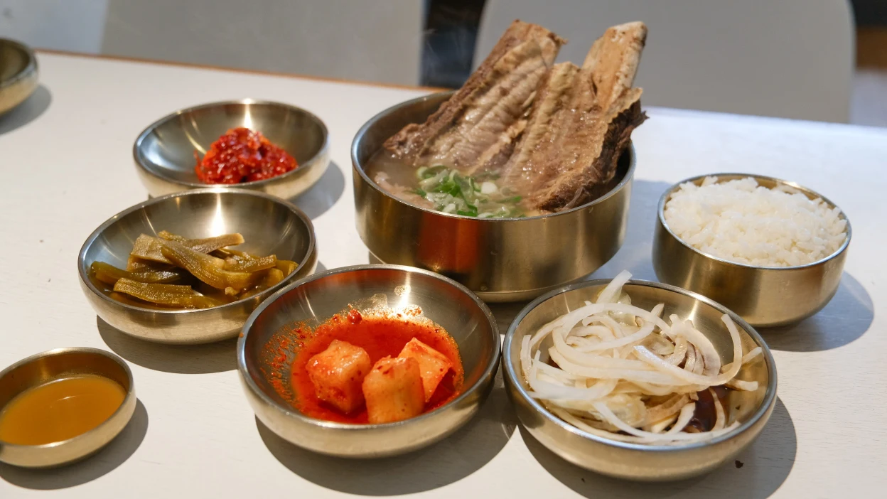 海雲台小香燉牛排骨的排骨湯、小菜