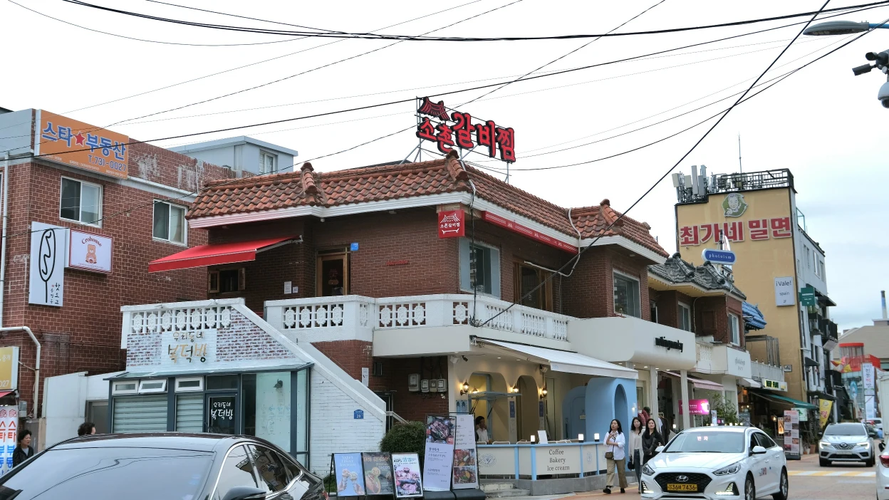 小香燉牛排骨很好找，搭乘地鐵到海雲台站，從四號出口出站出來往舊火車站方向那邊找，看到前方的紅磚牆建築，就是小香燉牛排骨了!