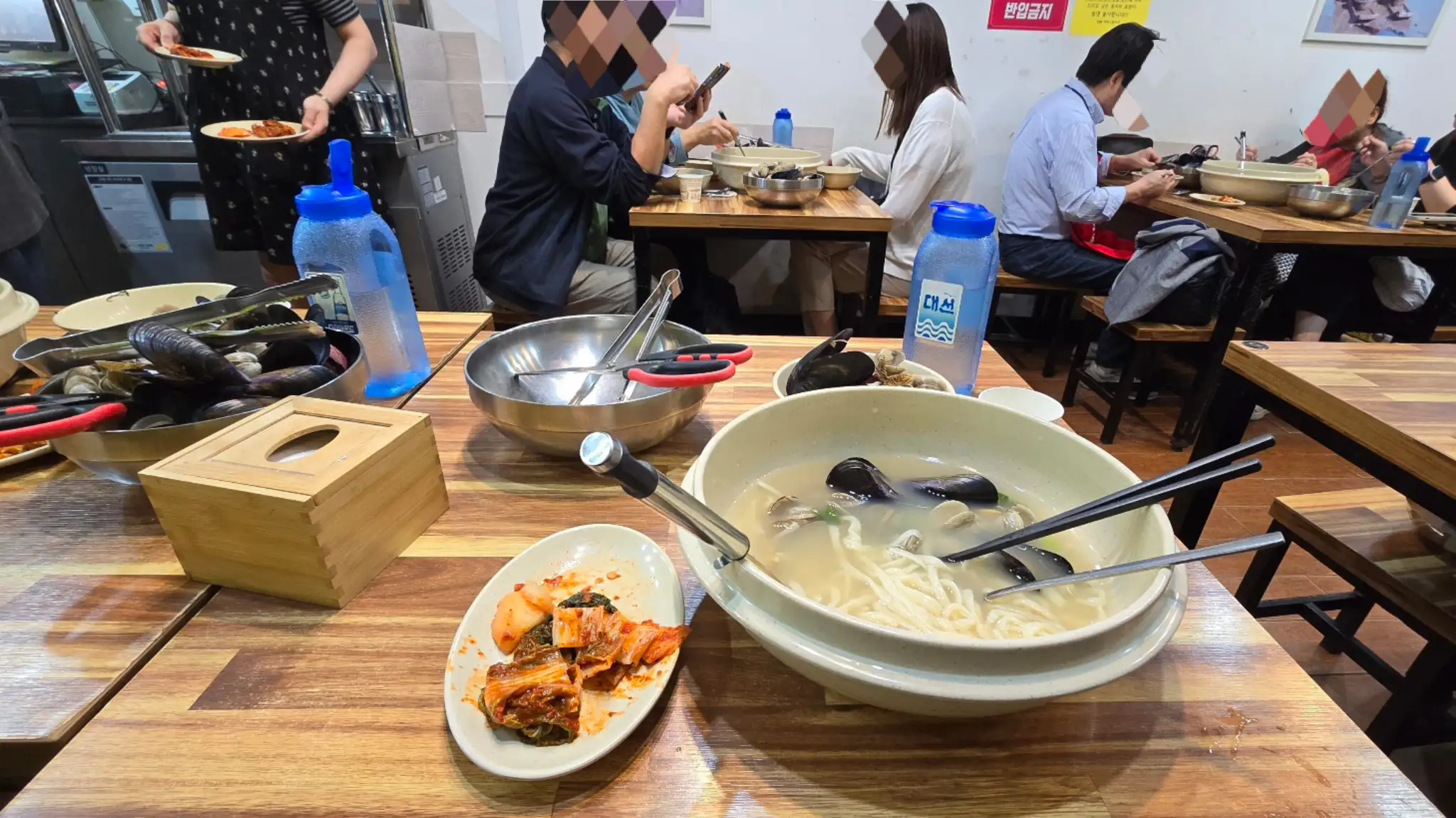海雲台31公分刀削麵 店家內用環境座位