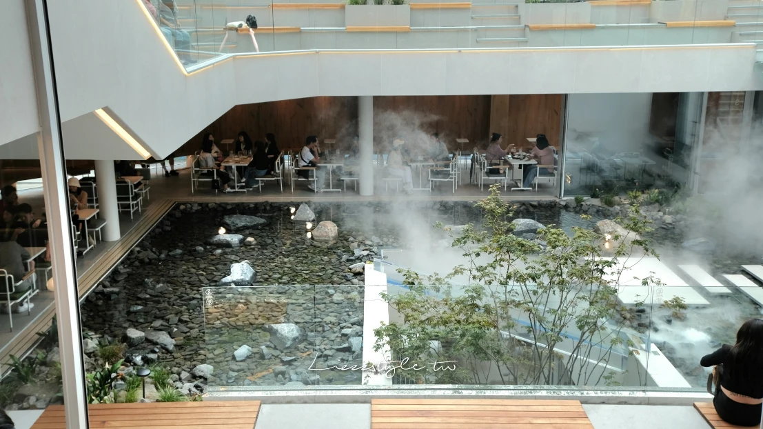 【LASOOP】釜山西面浮誇系三層樓咖啡廳。城市裡的一片大自然庭園風景 - 第10張圖 LASOOP咖啡廳的庭園環境