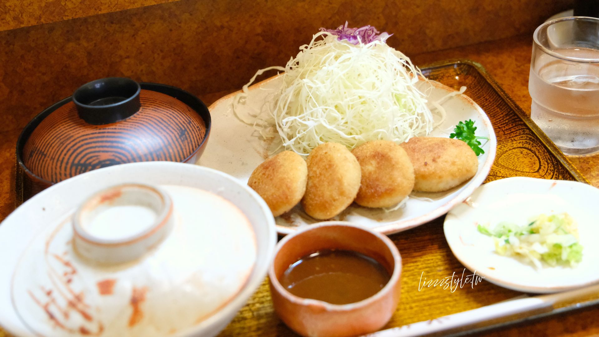 【岡山倉敷美食】梅之木味噌豬排,這家是用烤的多汁橢圓豬排! - 第1張圖 梅之木味噌豬排之所以大排長龍,不僅是因為曾被《京都大阪 + 岡山米其林指南 2021》推薦而已,其豬排是用烤的方式料理,麵衣偏薄,口感實在,而且鮮嫩多汁,一口咬下完全顛覆以往我對於豬排多是以炸製的印象,才發覺:「原來用烤的也可以很好吃?」