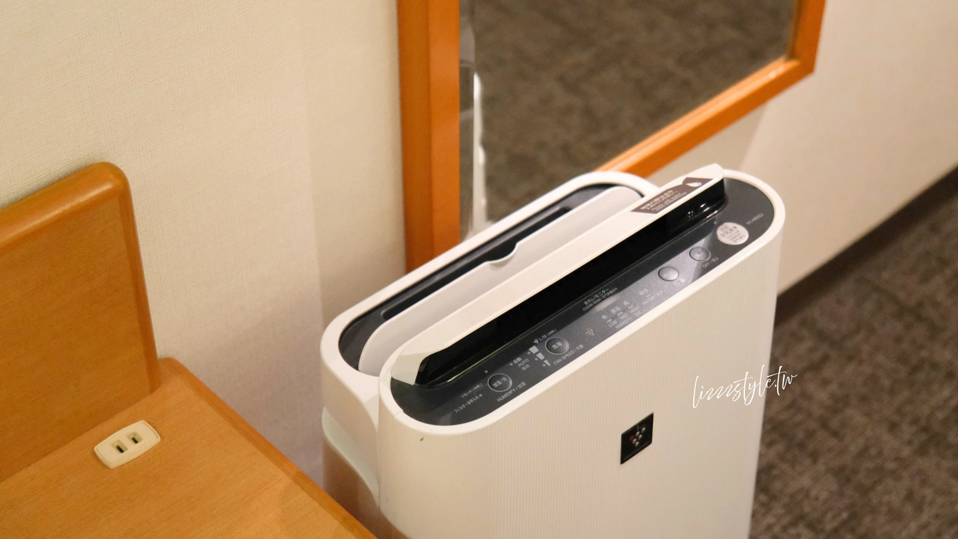 岡山後樂飯店評價好嗎?雙人房實際入住心得開箱,岡山車站步行6分鐘到! - 第11張圖 後樂飯店 雙人床空間、書桌 加濕器