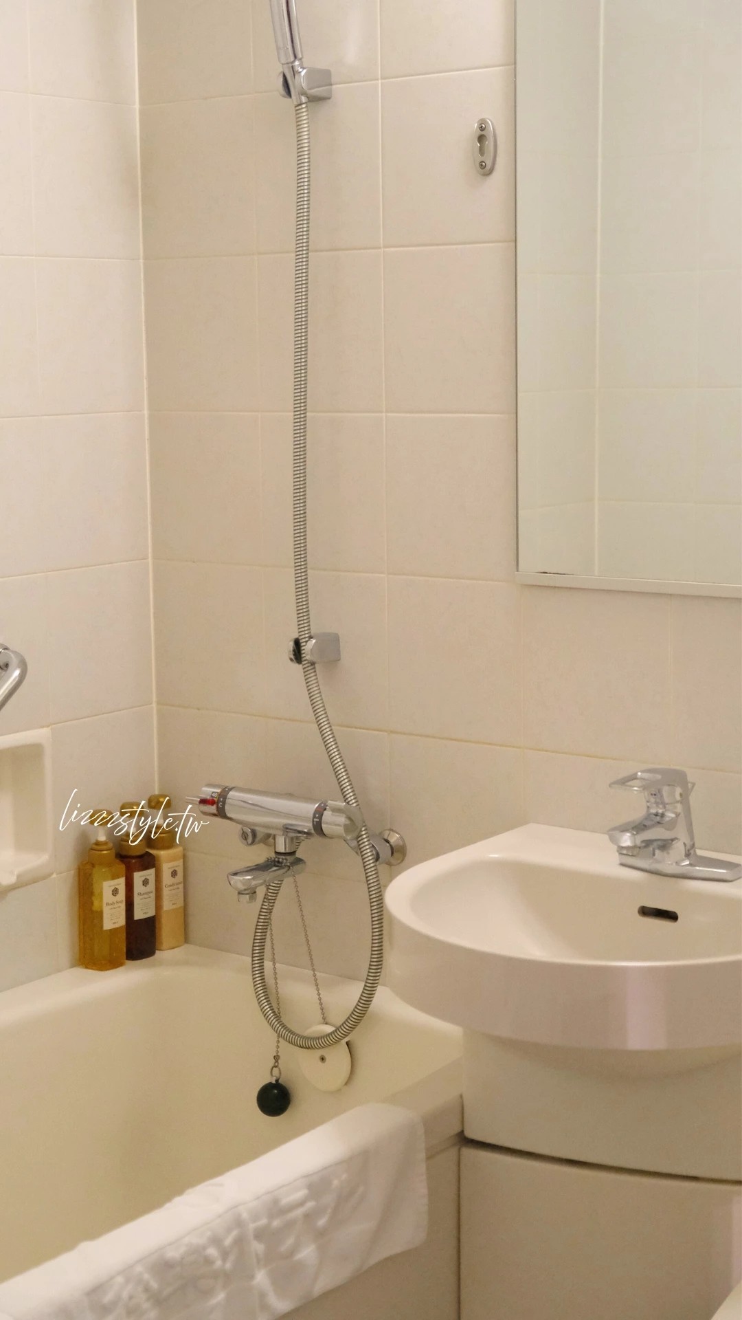 岡山後樂飯店評價好嗎?雙人房實際入住心得開箱,岡山車站步行6分鐘到! - 第16張圖 後樂飯店 雙人床空間、衛浴空間