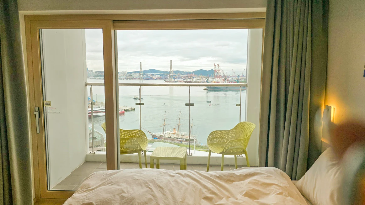 Busan Connect Ocean Hotel的特色就在於它用平價的價格即可入住海港觀景房，兩人平均一晚可能800~900，即便獨旅人也適合入住，因為一晚也差不多1400~1600，還在可接受範圍內。