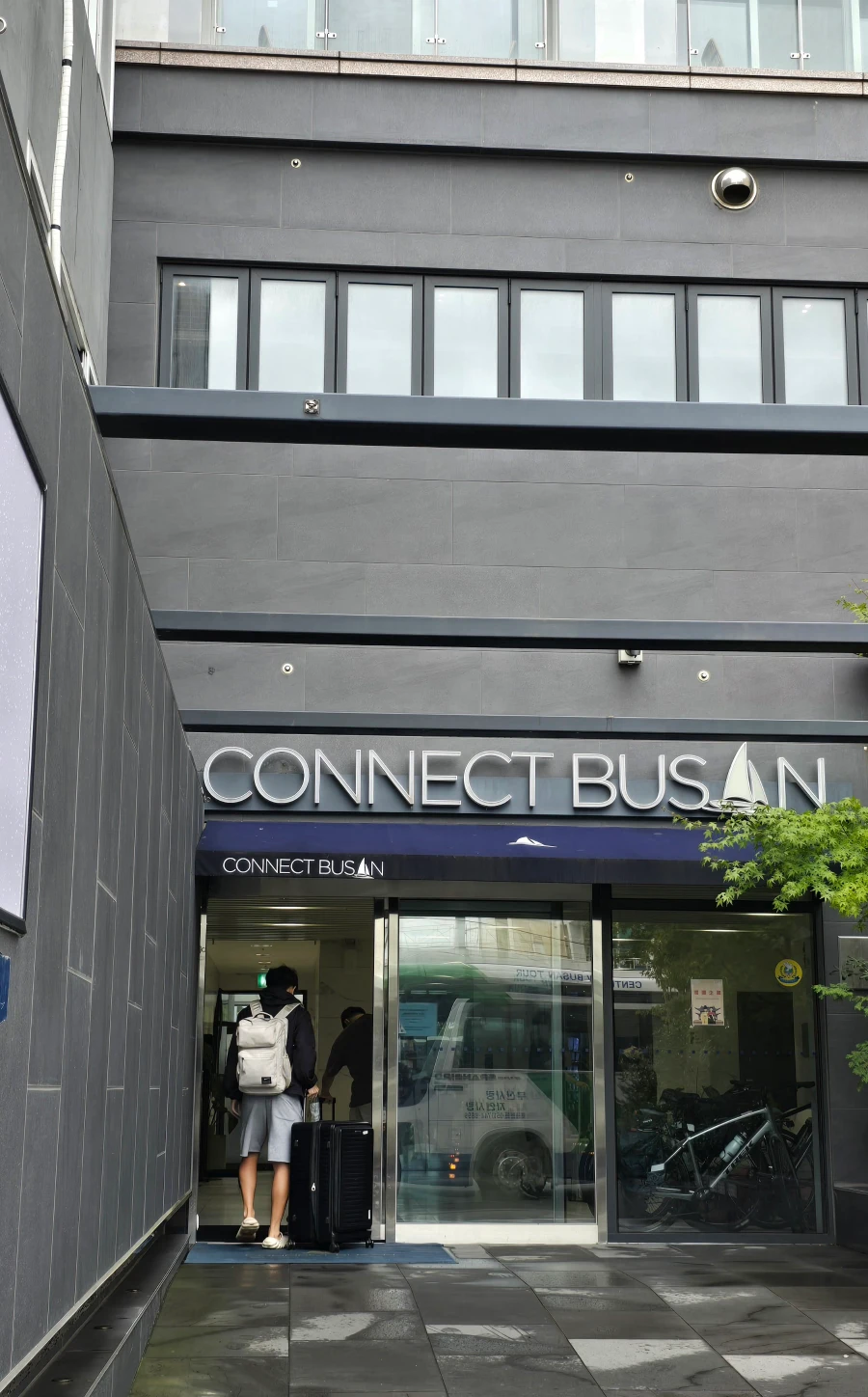 Busan Connect Ocean Hotel是一整棟的飯店，高聳的建築物遠遠就可看到，入口處有兩個，上圖記錄到的是前門入口。
