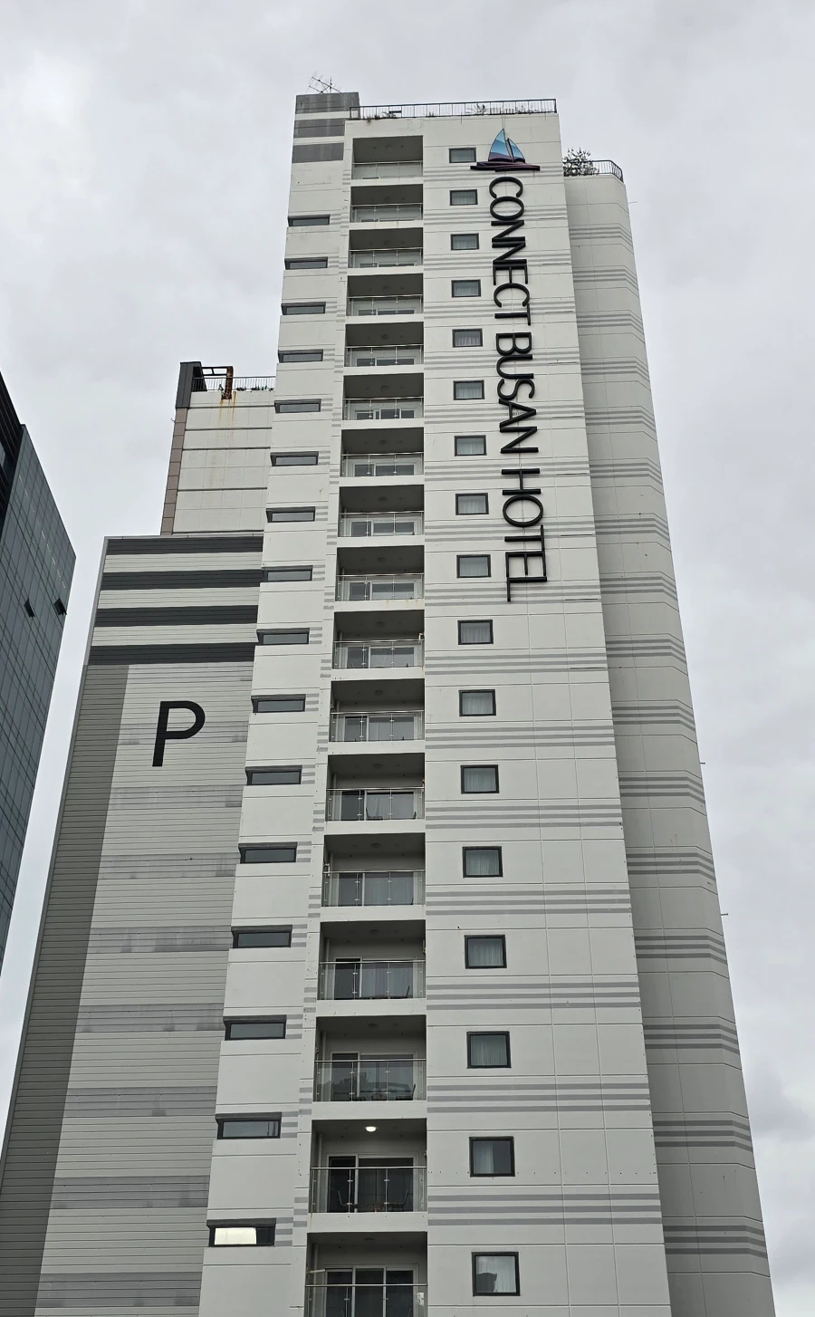 Busan Connect Ocean Hotel是一整棟的飯店，高聳的建築物遠遠就可看到，入口處有兩個，上圖記錄到的是前門入口。