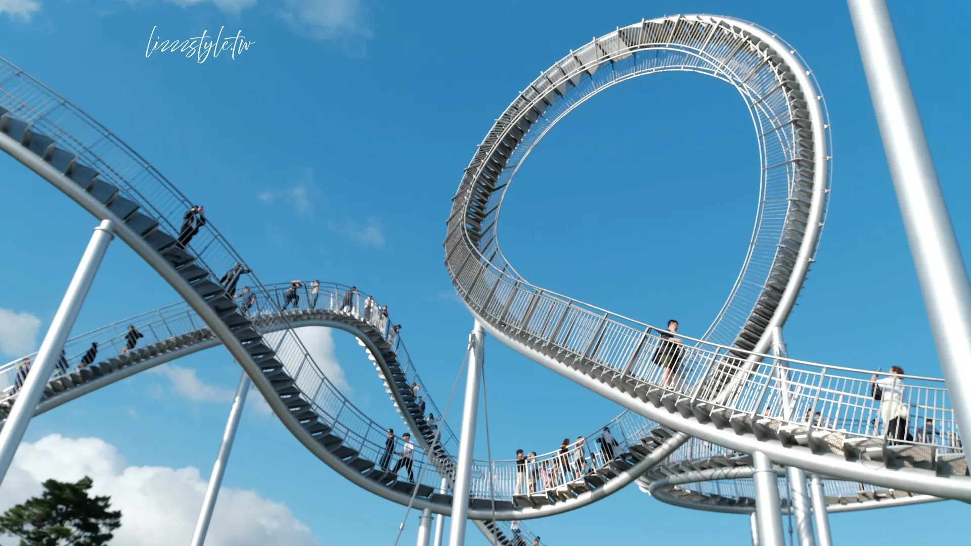 浦項Space Walk太空步道，浦項Space Walk太空步道(韓文：포항 스페이스워크)是浦項2021年起營運的新景點，位於環湖公園內。因為其外觀像雲霄飛車，加上實際走起來體感刺激，又被大家稱作用走的雲霄飛車，由德國的夫妻藝術設計師操刀。