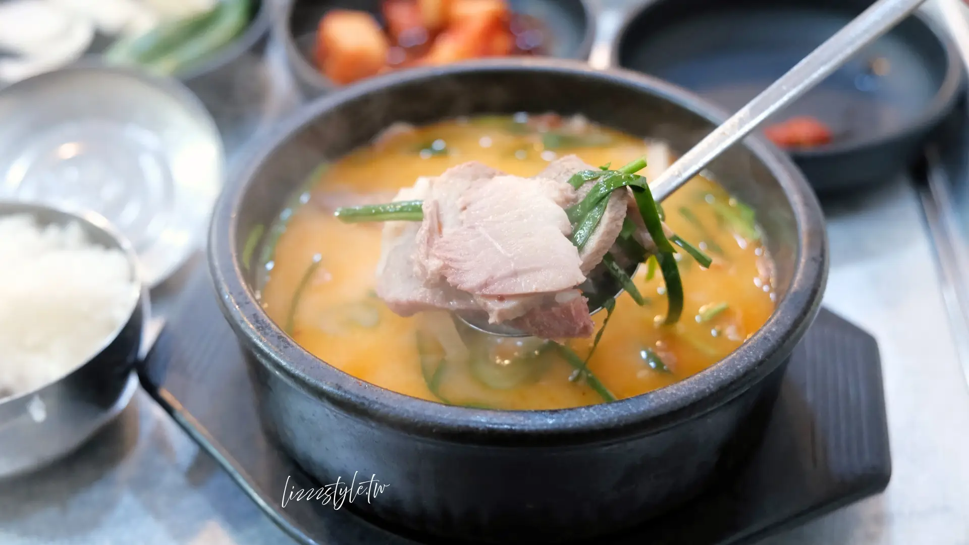 上次在豬肉湯飯地圖這篇文章當中就跟大家大致分享過水營本家豬肉湯飯，這家最令我印象深刻的地方便是剛上桌的湯非常滾燙，湯顏色偏濃、肉量偏多，湯濃郁卻不油膩，也沒有明顯的豬腥味！