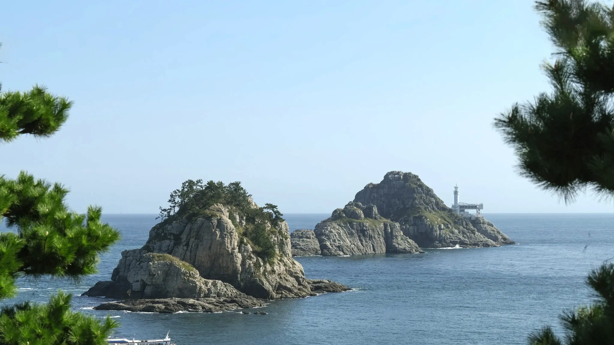 五六島的島嶼，想要上去燈塔，就要搭乘遊覽船即可抵達這座燈塔島