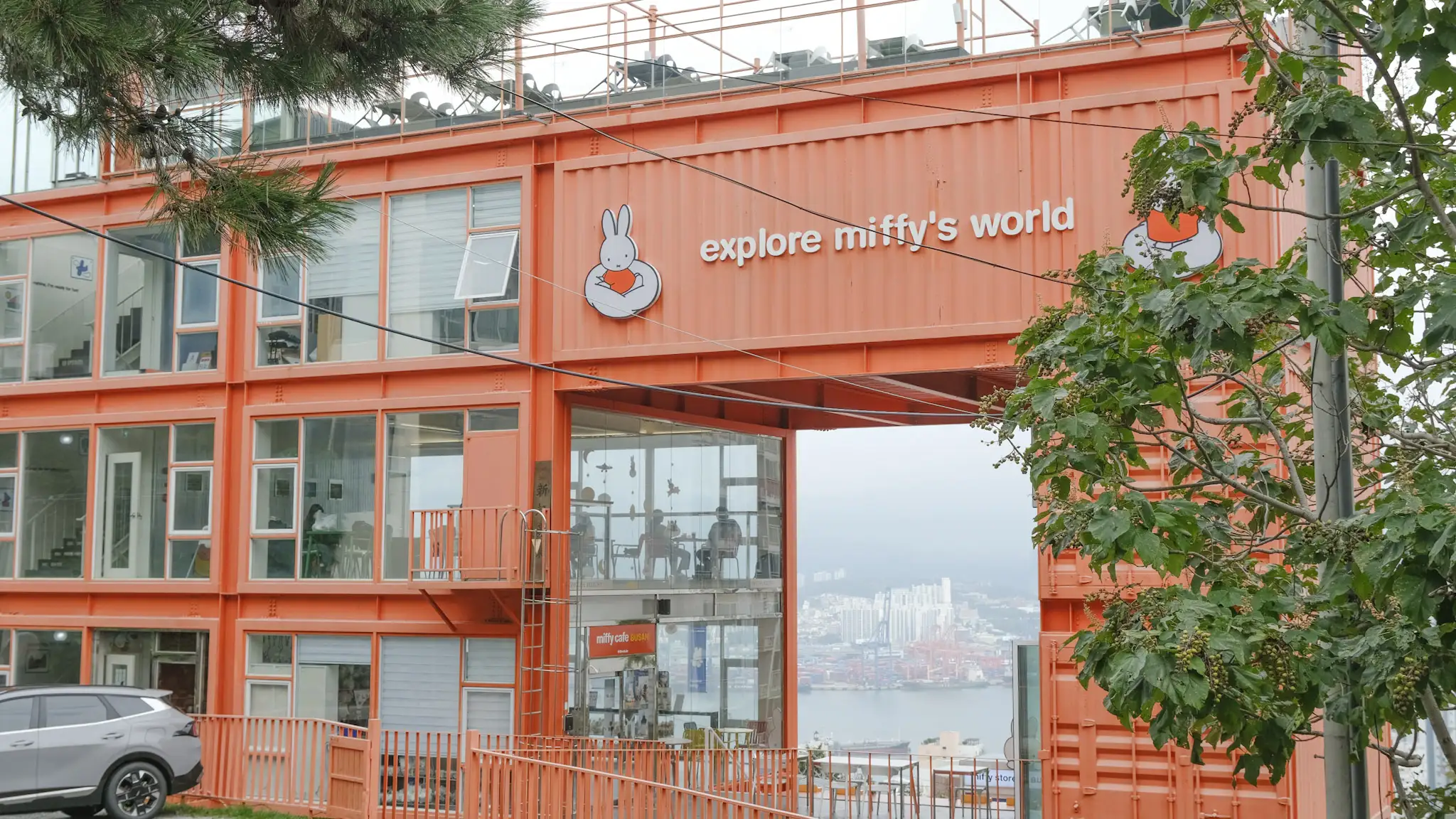 【釜山Miffy Cafe咖啡廳】影島貨櫃屋整棟都是米飛兔。交通+必買紀念品+甜點有什麼? - 第2張圖 釜山Miffy Cafe咖啡廳:超大整棟貨櫃屋看海港風景