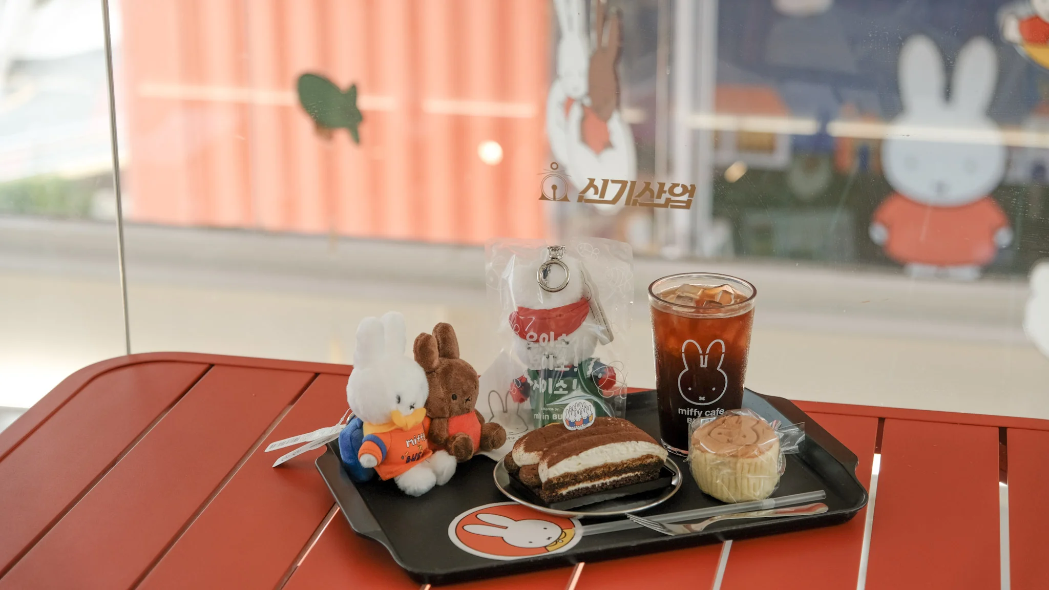 【釜山Miffy Cafe咖啡廳】影島貨櫃屋整棟都是米飛兔。交通+必買紀念品+甜點有什麼? - 第1張圖