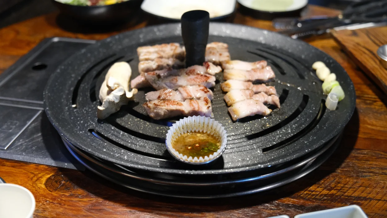 【西面&田浦逛街地圖】必逛文青小店、質感咖啡廳+美食攻略! - 第25張圖 西面個人超喜歡他們的老宅風格建築,餐廳雖然不算大,但各座位間距適當,加上內部環境很有fu,用餐氛圍超好。Old Mansion店家主打熟成烤肉,很適合一個人來用餐,記得最低需要低消三份烤肉。Old Mansion目前雖然也有catch table訂位系統,不過它有條件,並非人人都可預約訂位,