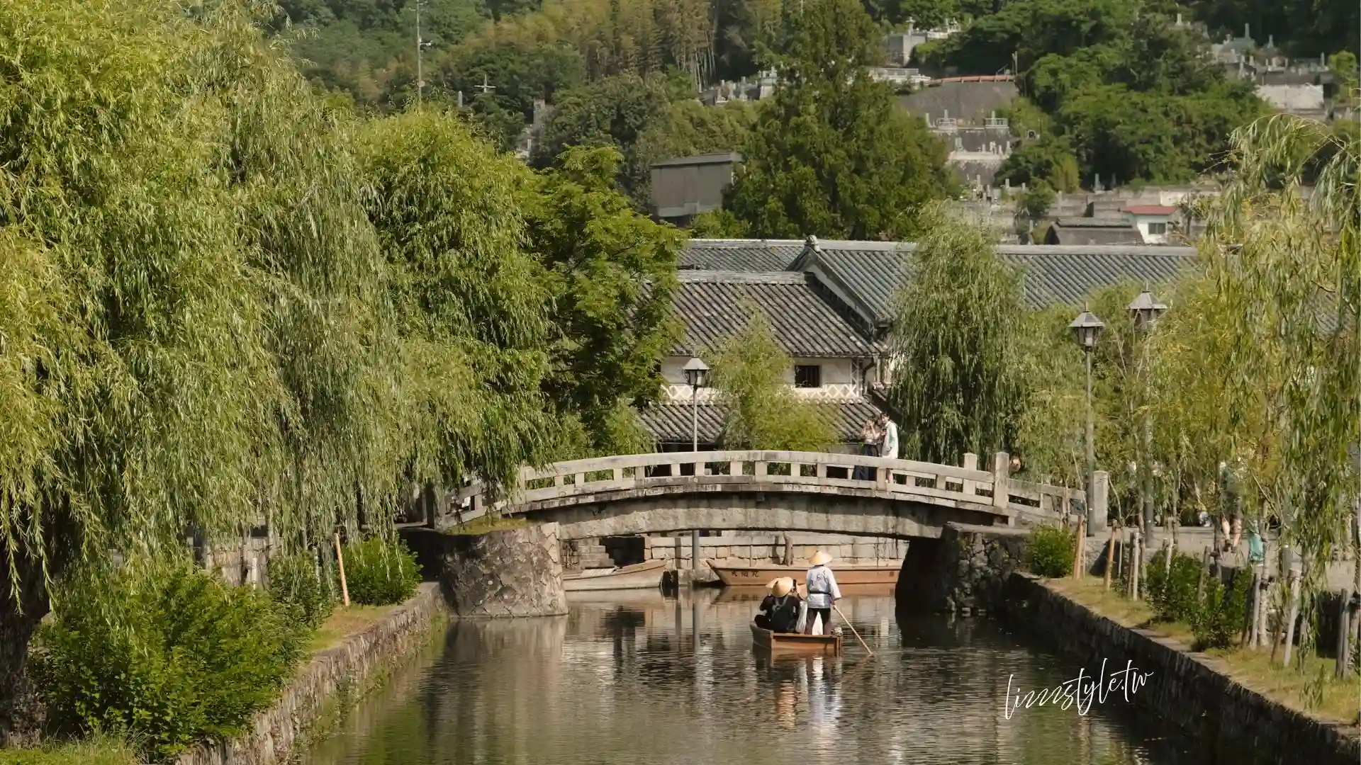 我認為不一定要搭船，在橋上捕捉倉敷川和遊船的風景，也是極佳推薦的旅遊方式。垂柳、瓦房老建築還有波光粼粼的倉敷川河水，這畫面隨手一拍都像一幅畫。就算是一個人來散步，待在這個充滿古樸氣息的空間裡，真的會美到讓人忘了時間。