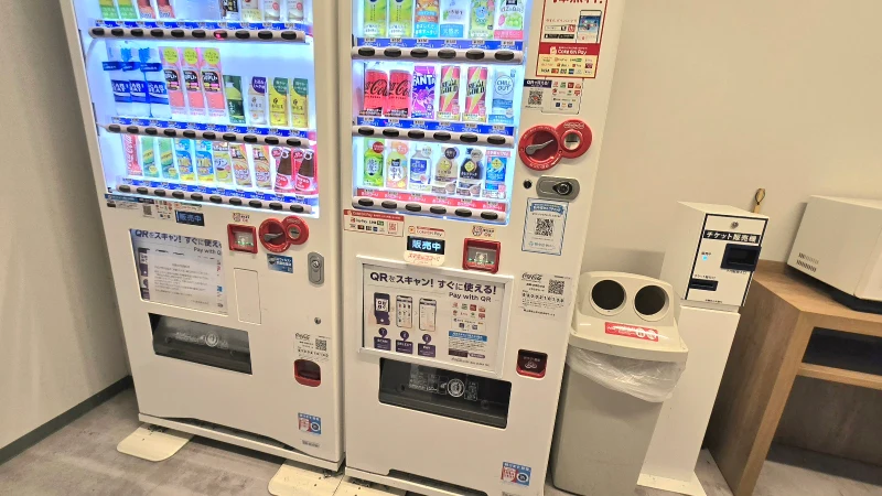 岡山MYSTAYS飯店評價如何?步行可到唐吉訶德、AEON! - 第5張圖 岡山MYSTAY飯店 二樓販賣機、洗衣機及微波爐