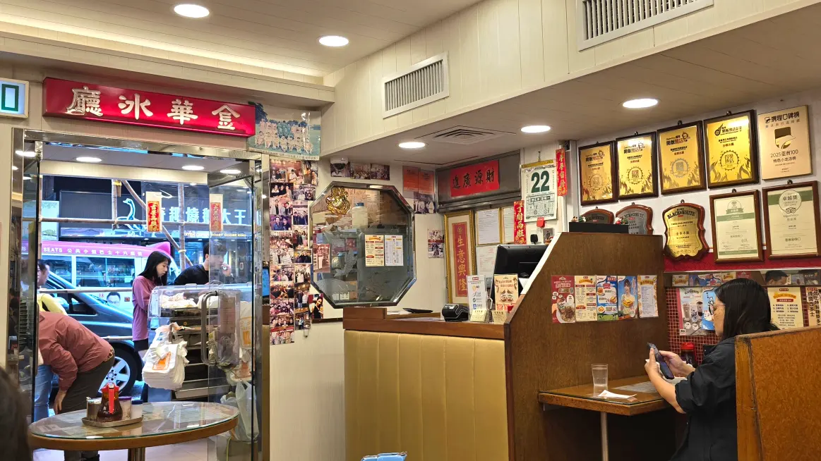 【金華冰廳】旺角得獎菠蘿油好吃嗎?支付方式&菜單資訊 - 第3張圖 金華冰廳內用空間不算大,但至少也沒有擁擠到像蘭芳園那樣,環境看起來復古之中帶點明亮的感覺,整體算是乾淨的。