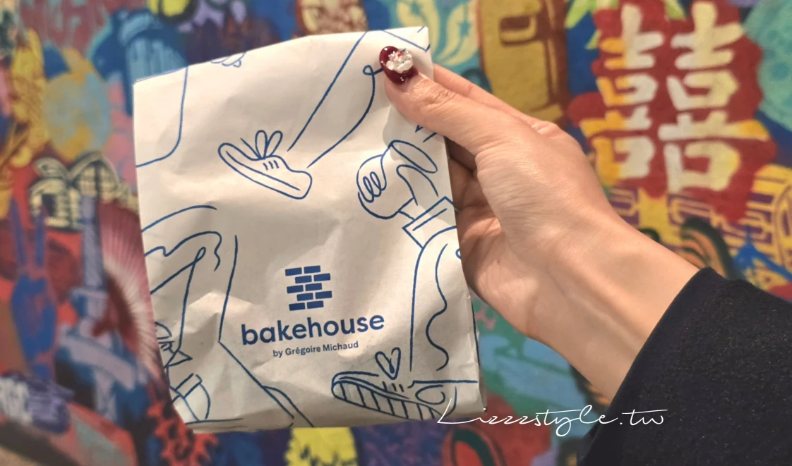 香港必買蛋塔Bakehouse菜單&分店排隊資訊&2026全新線上訂購教學! - 第9張圖 我們只有買了兩顆酸種蛋塔,單顆的包裝如上圖,包裝比較簡約,拿到的當下就要趕快吃掉了,以免被擠壓爛掉。