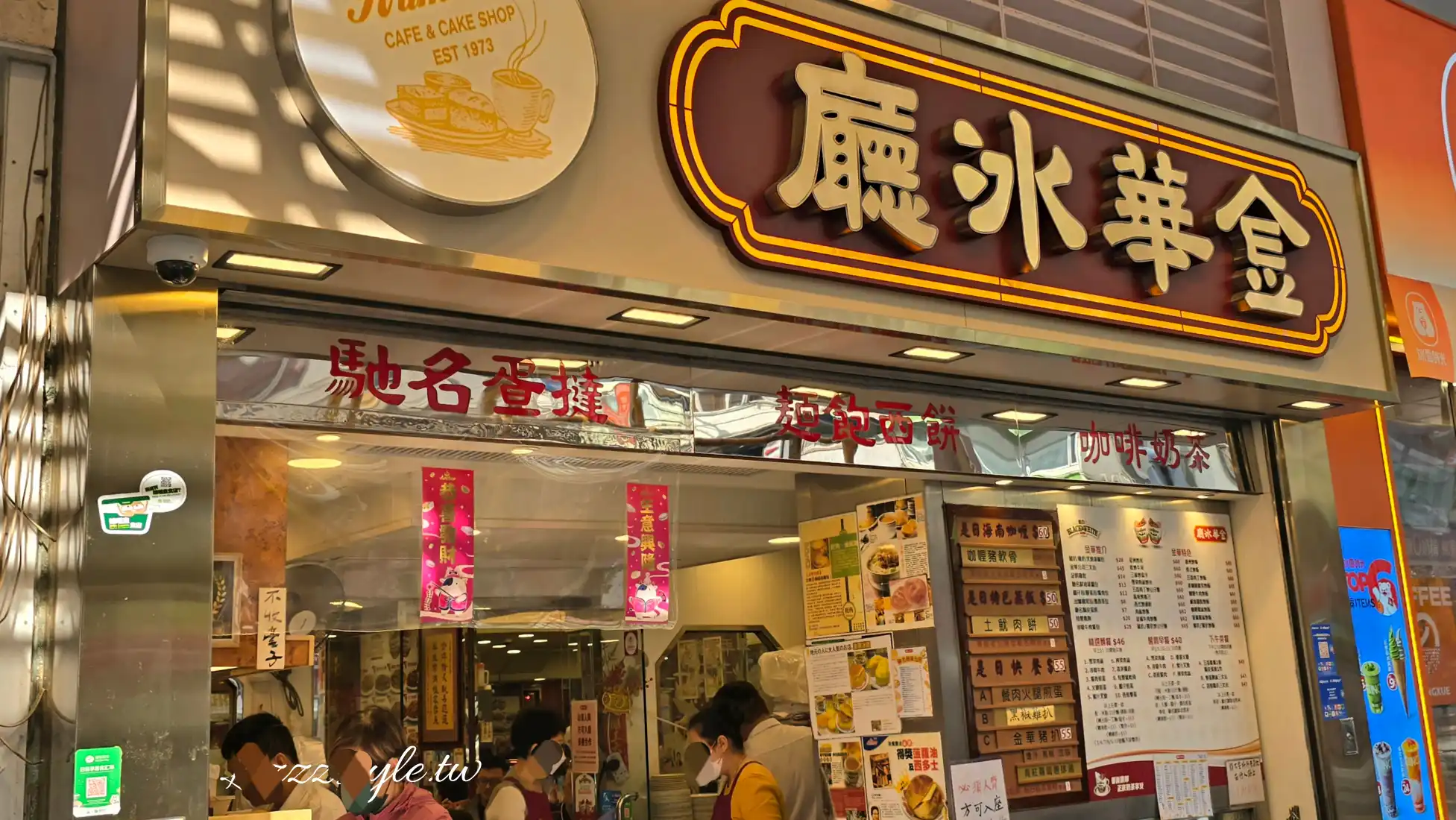 【金華冰廳】旺角得獎菠蘿油好吃嗎?支付方式&菜單資訊 - 第1張圖 金華冰廳究竟有什麼特色,讓平日下午非尖峰時段,店內都可以坐滿呢?於1973年創立的金華冰廳是一間歷史悠久的餐廳,我觀察除了不少人是為了有號稱全港第一的得獎菠蘿油、熱呼呼的鴛鴦咖啡而來之外,許多當地人都會點湯類作為正餐。