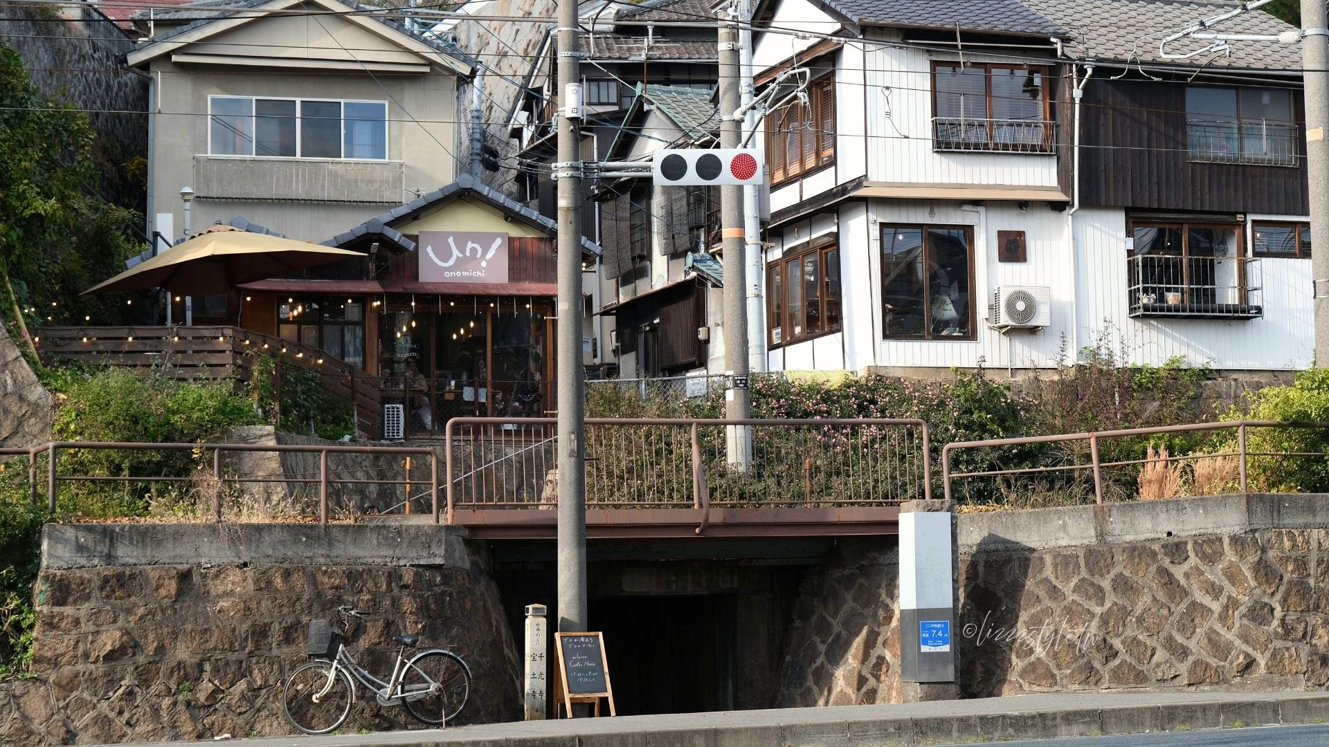 【尾道浪漫咖啡】尾道商店街內的昭和風咖啡廳,必點人氣鬆餅+虹吸式咖啡! - 第9張圖 那天在尾道浪漫咖啡度過了一個很放鬆的下午,也為這趟尾道一日遊畫下完美的句點,已經開始期待下次來挖掘不同的尾道風情了。對了!鐵軌另一側其實也有幾家不錯的咖啡廳,大家有時間可以去繞繞,不過每家店的營業時間不太一樣,出發前記得先查一下喔。