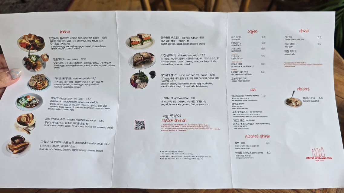 Cafe Come and See Me菜單提供韓文和英文，餐點主要以早餐拼盤為主，最便宜的拼盤10000韓幣就有了，飲品需要另外點購。