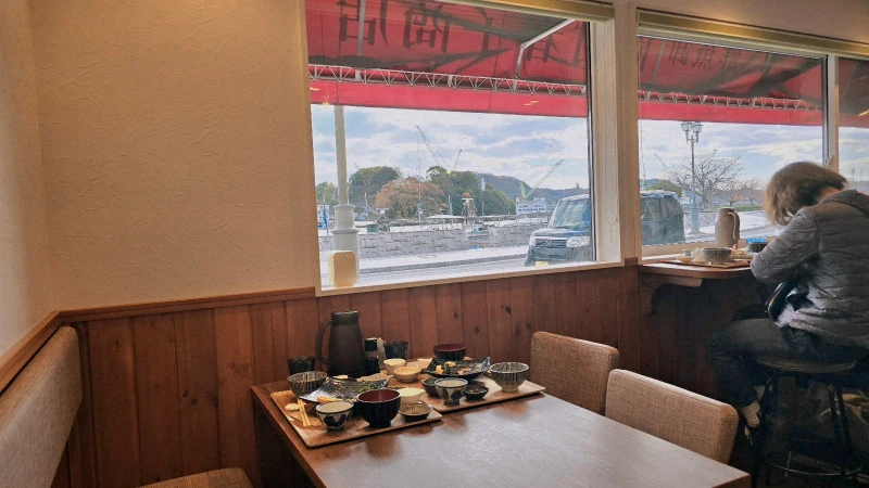 【尾道美食推薦】岡村春子商店-魚春，一邊看海一邊吃生魚片！