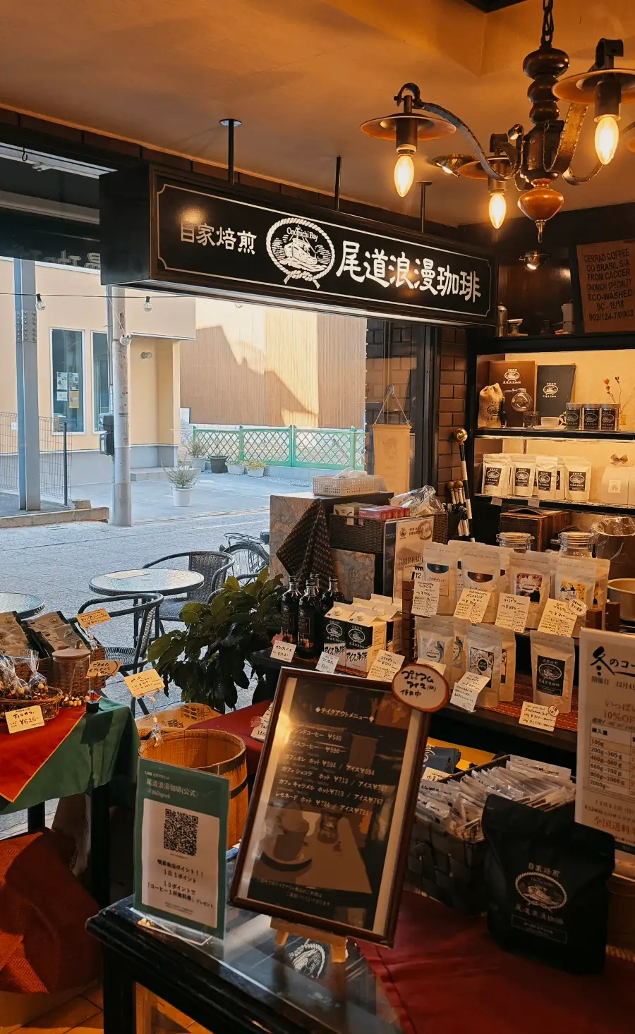 【尾道浪漫咖啡】尾道商店街內的昭和風咖啡廳,必點人氣鬆餅+虹吸式咖啡! - 第4張圖 【尾道浪漫咖啡】尾道商店街內的昭和風咖啡廳,必點人氣鬆餅+虹吸式咖啡!