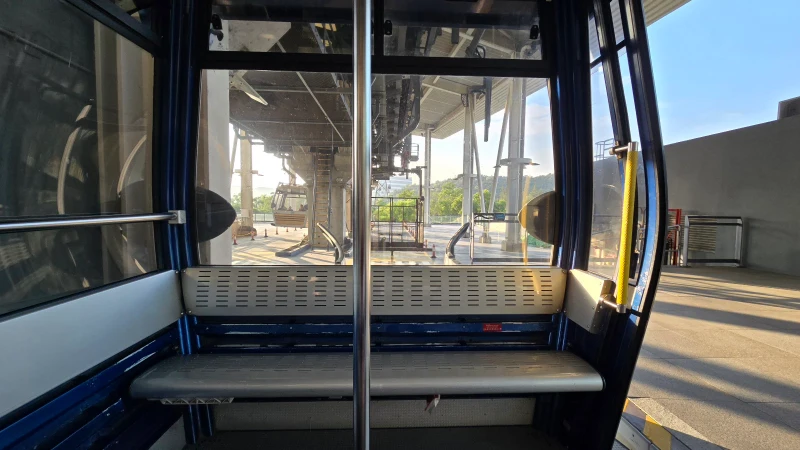 香港昂坪360纜車內部樣子