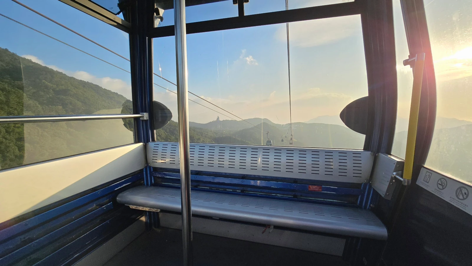 纜車行經到中間段時，視野如上圖，可看的出來玻璃有一些霧霧的。