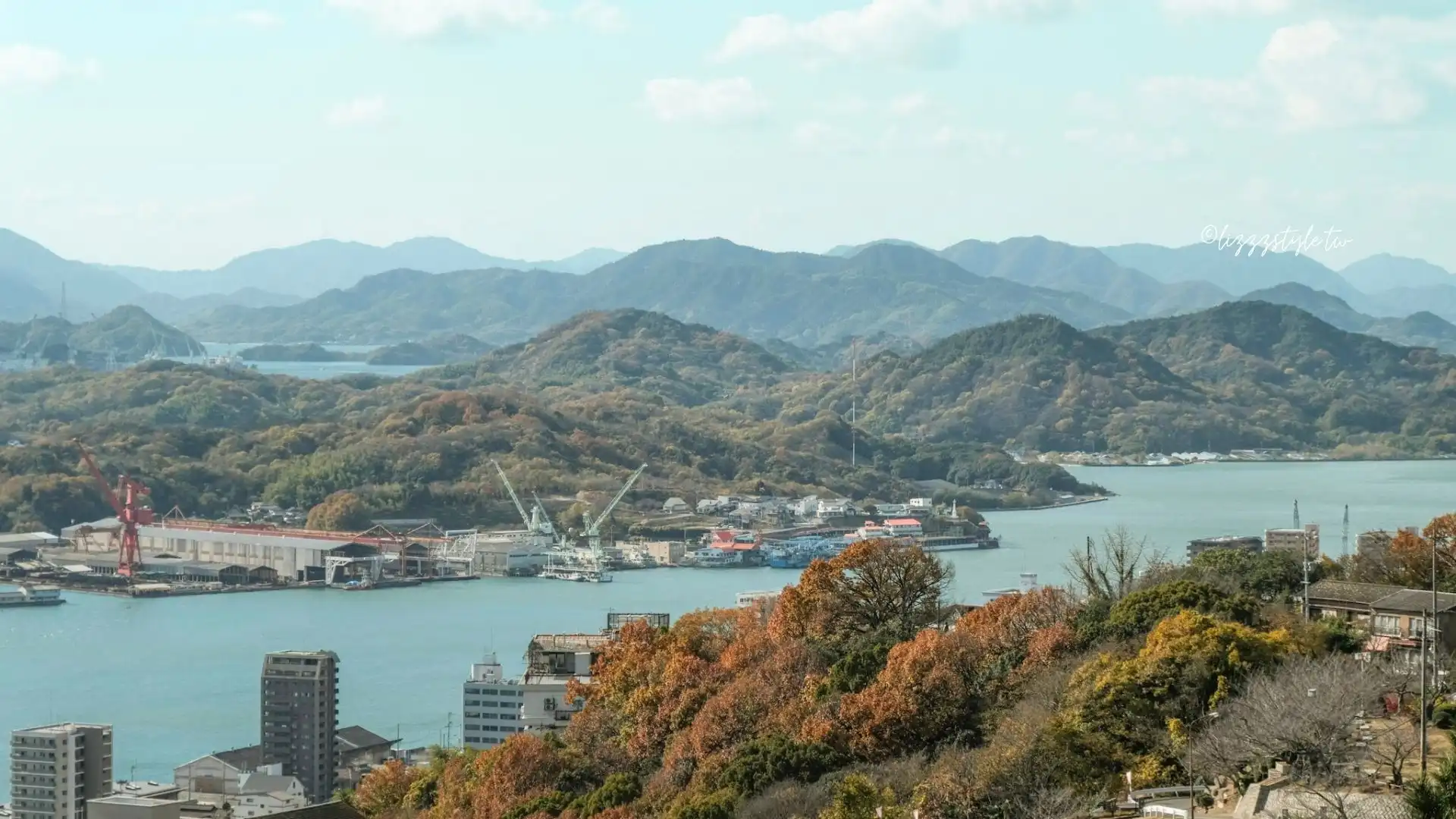 千光寺公園頂上展望台可以看到佐木島、因島……等島嶼，島嶼們交錯的景色正是瀨戶內海獨特的魅力呢。