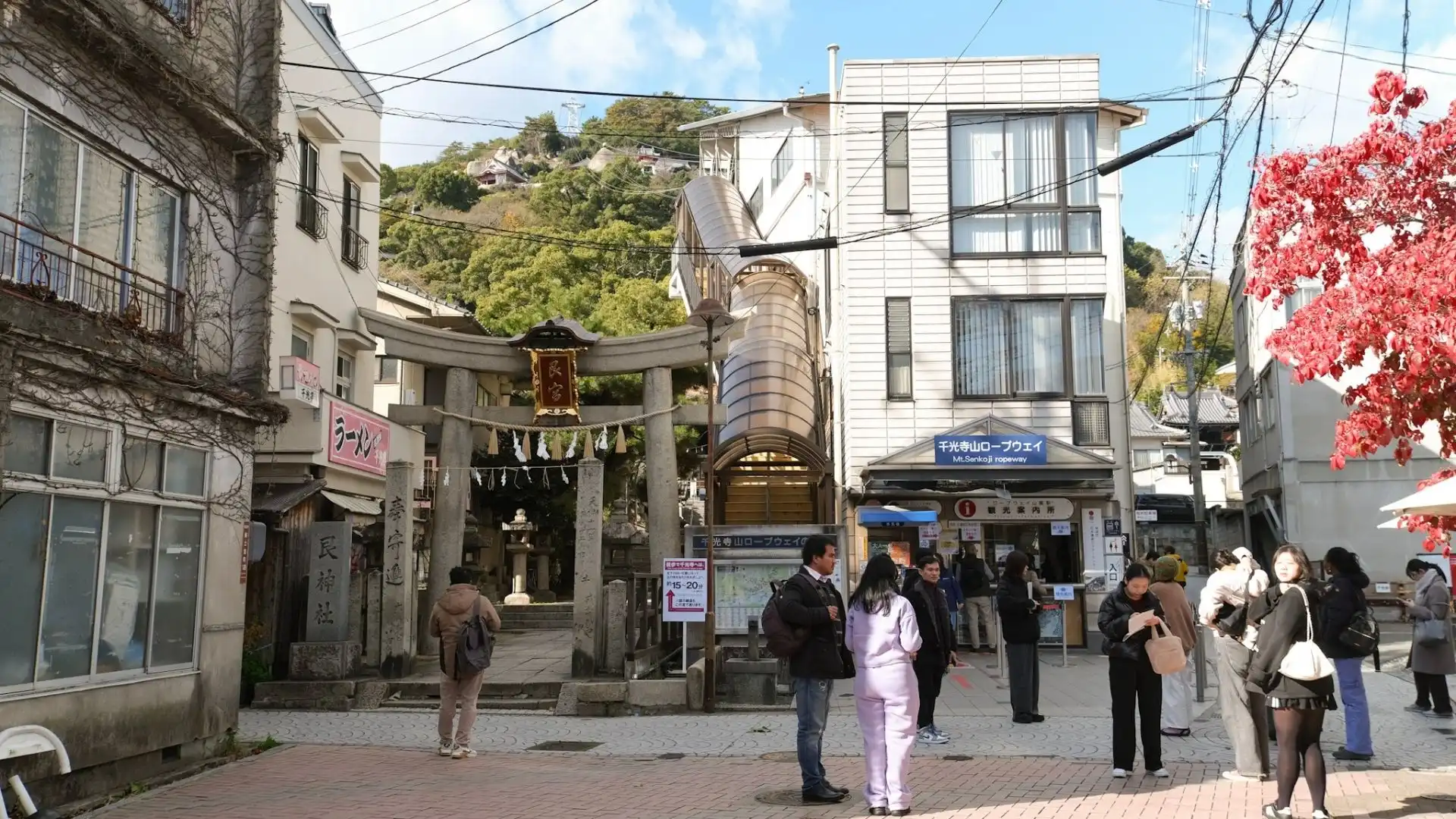 一早我就從岡山車站搭新幹線到尾道，並且從車站搭巴士到千光寺纜車入口附近。火車的軌道下方有一個入口處，該入口處便是「山麓站」前售票處。(售票處在圖片右手邊的窗口)