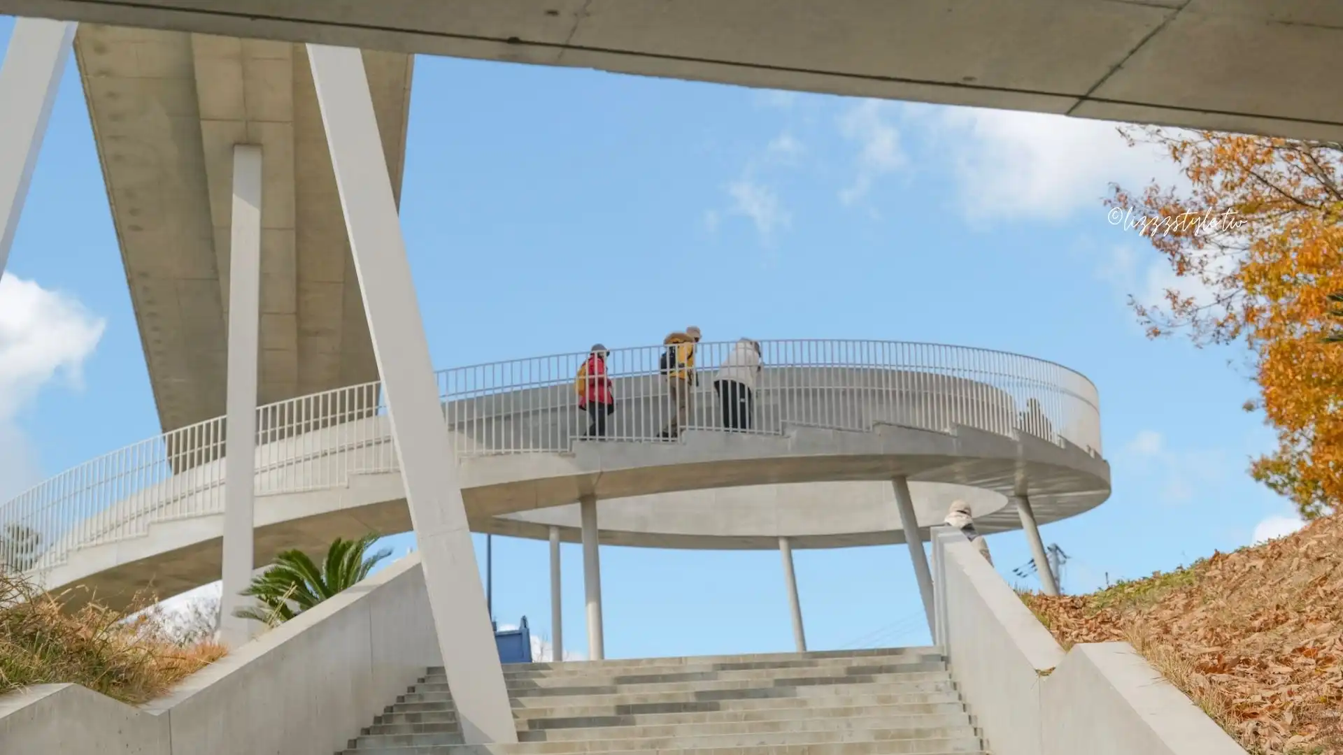從纜車站下車以後，建議直接到千光寺山頂上的展望台看風景，這裡才是重點！