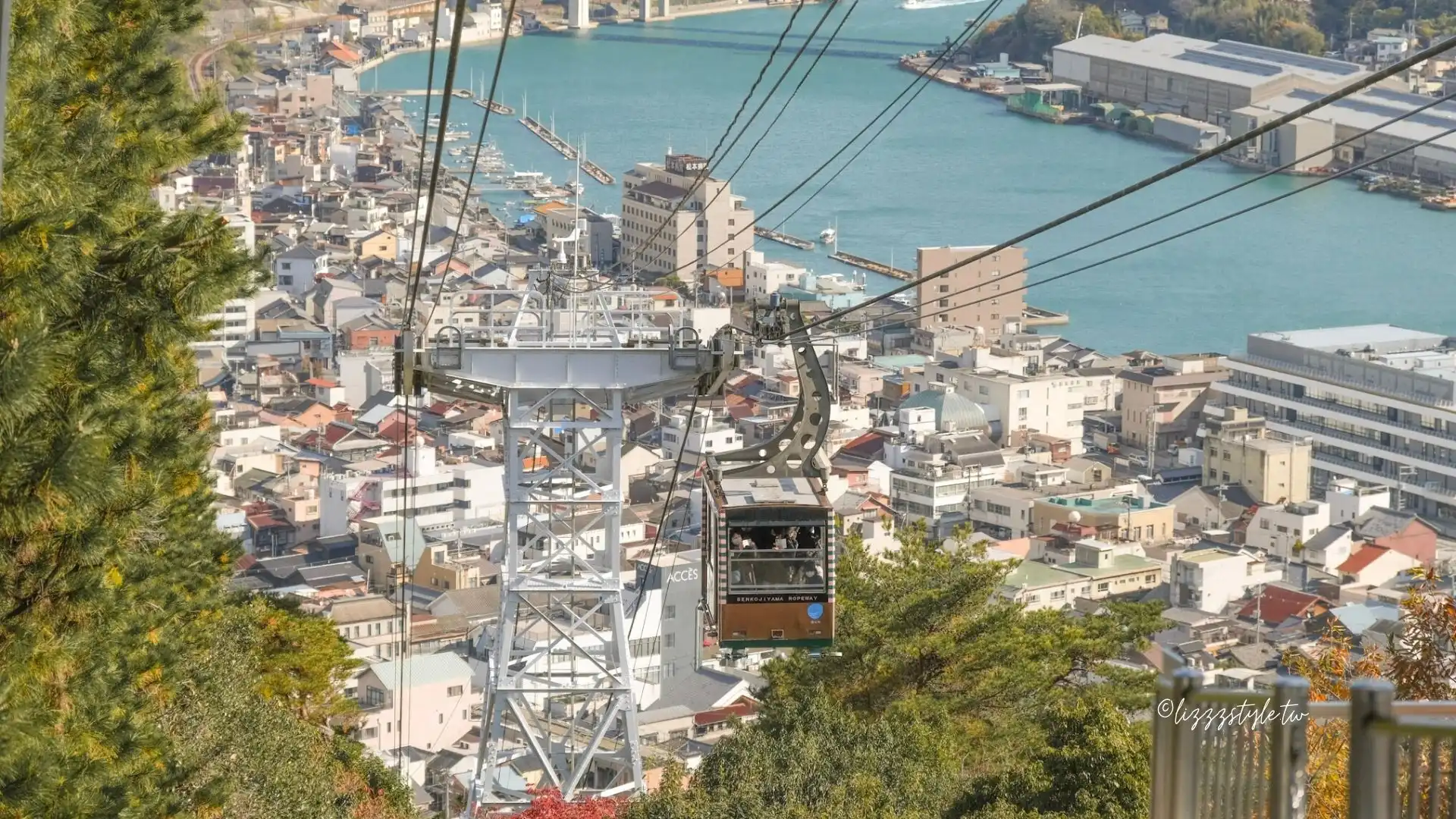 因為實在是太喜歡這個纜車了，所以中間尚未搭乘下山的纜車之前，我甚至還有跑去千光寺附近，為的就是捕捉纜車和風景的畫面。