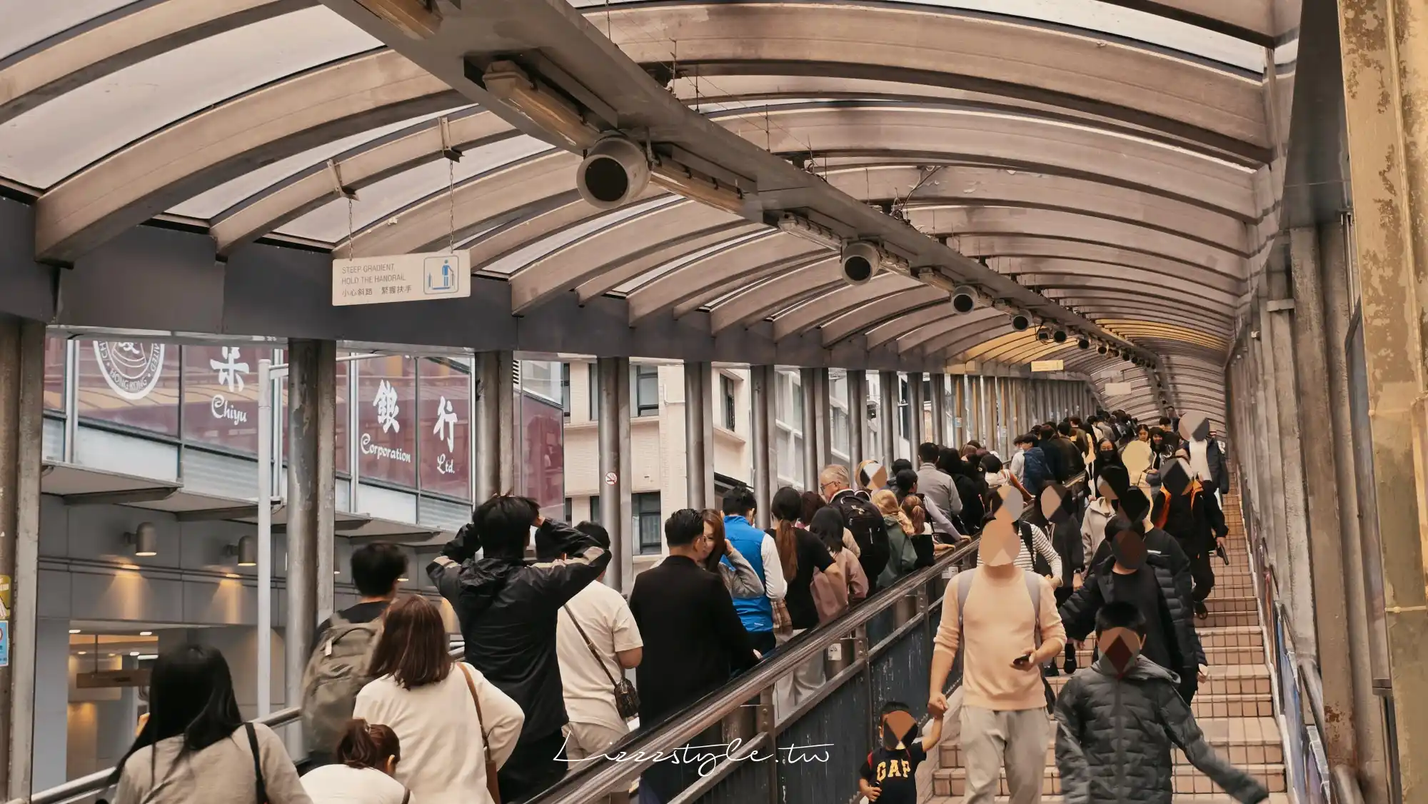 中環旅遊就從中環半山手扶梯開始吧！一開始以為就只是個普通手扶梯而已，後來發現它曾經是香港電影《重慶森林》的其中一個取景地。