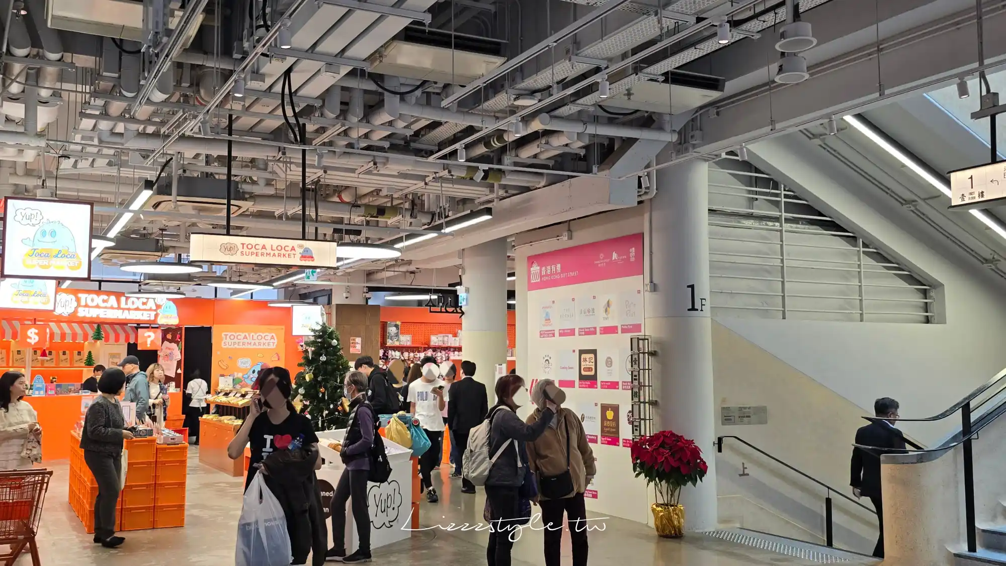 由於這是我初訪中環街市，所以從未看過它先前的樣貌。只聽聞不少人都說這裡變了。中環街市是室內購物中心，於1939年落成，