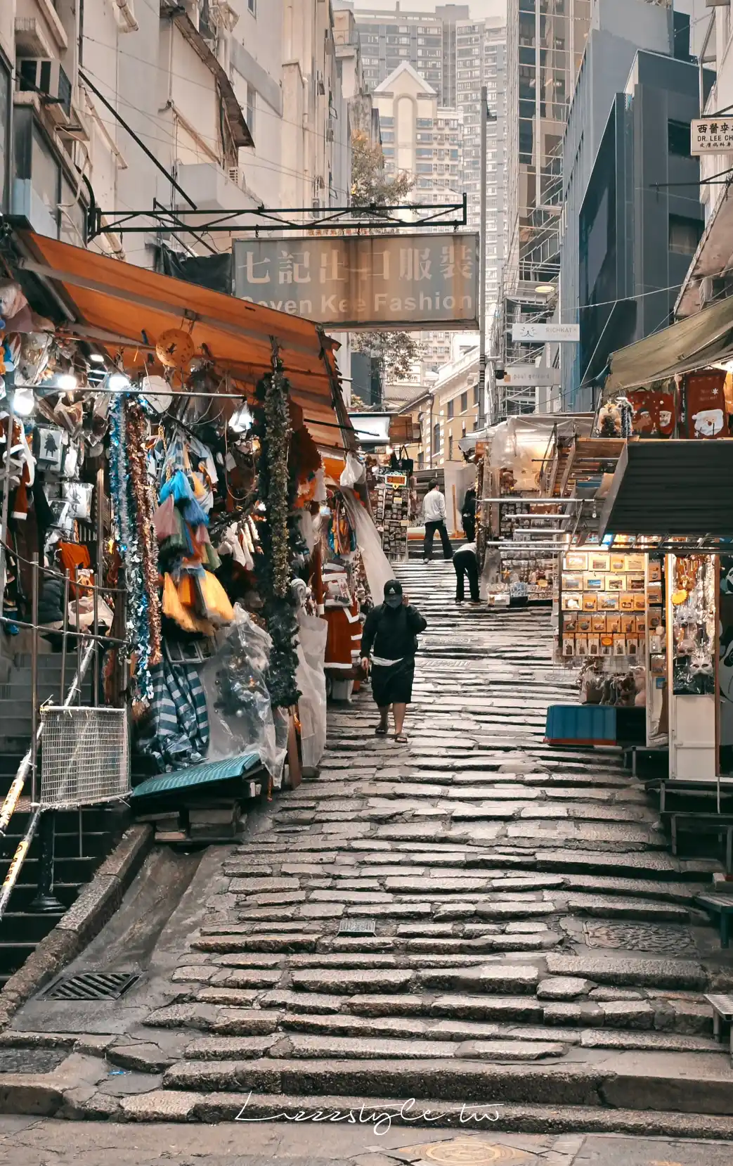 砵典乍街被列為香港的一級歷史建築。我行經的路線是砵典乍街的商店街，剛好碰上聖誕節，商家都在販售聖誕節的商品。許多經典電影，如：《色，戒》就曾經在砵典乍街取景呢！