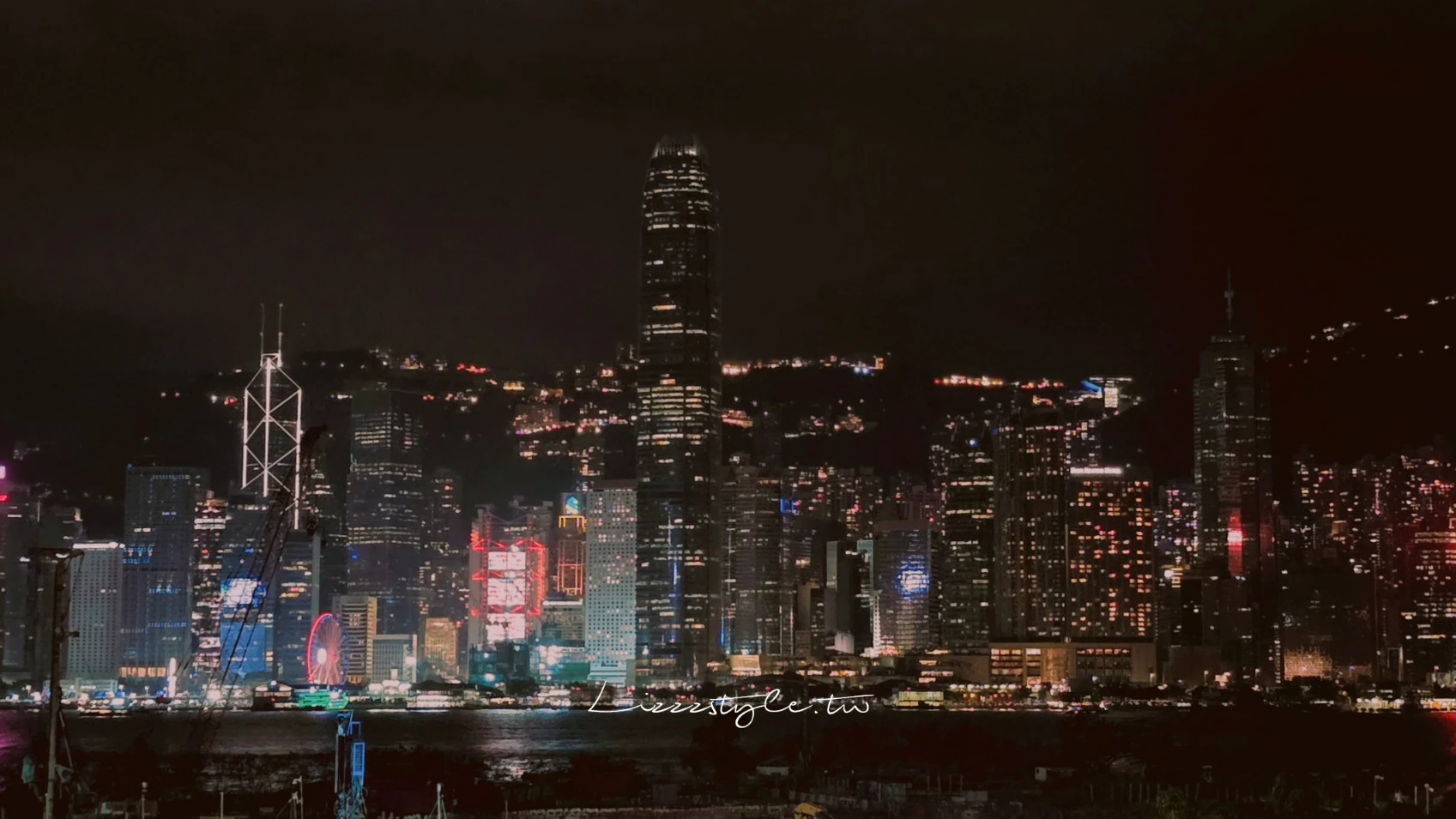 香港觀光城巴　夜晚的維多利亞港風景