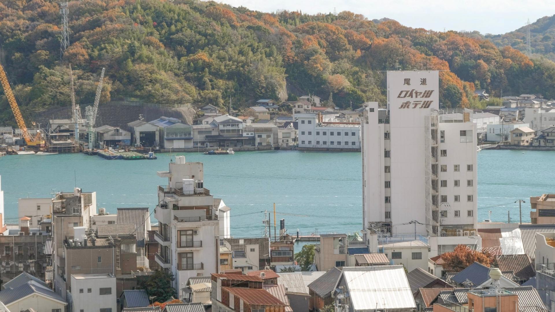 【廣島尾道一日遊攻略】景點散步地圖、尾道商店街美食及伴手禮推薦?岡山&廣島出發交通 - 第1張圖 尾道座落在廣島縣東南部,是一座背靠群山、面向瀨戶內海的城市。前方就是海港水道,後面則有坐擁千年古寺的群山環繞,這種依山傍水的地形,正是它最獨特的地方。