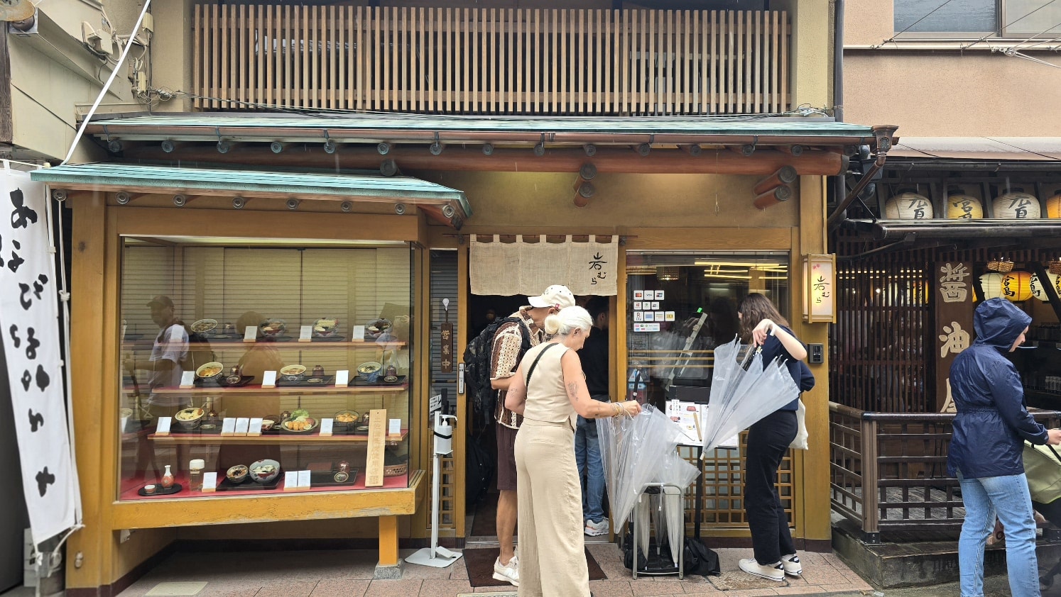【宮島美食】岩むら超肥美、充滿海味的牡蠣烏龍麵以及炭火烤鰻魚! - 第1張圖 【宮島美食】岩むら超肥美、充滿海味的牡蠣烏龍麵以及炭火烤鰻魚!