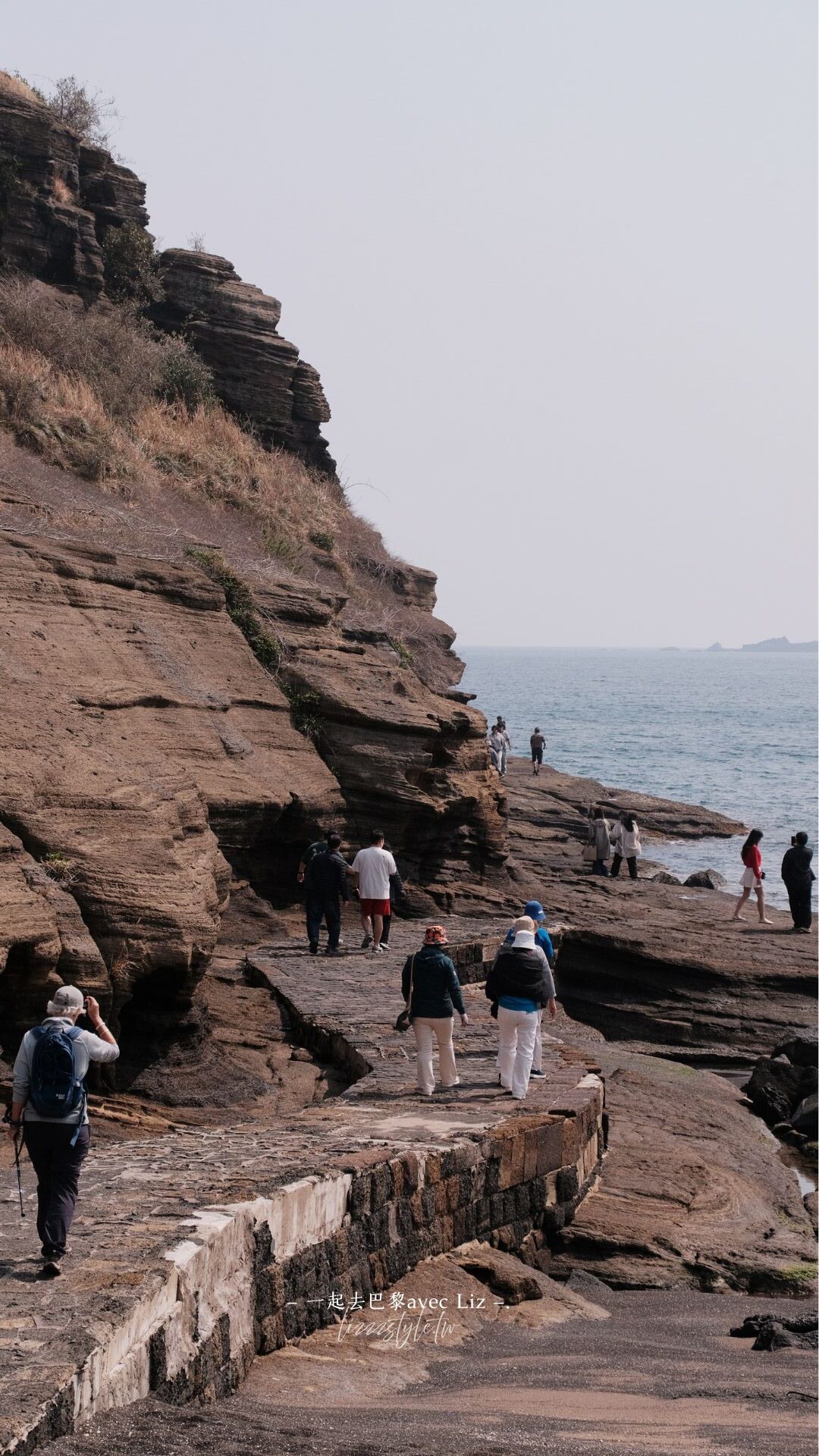 西歸浦龍頭海岸》濟州島一年只開放100多天的限定景點，壯麗峭壁值得一看!