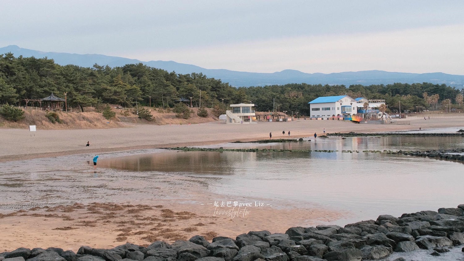 濟州島梨湖紅白馬燈塔》梨湖木筏海邊附近的必拍風景，機場附近人氣景點漫步!