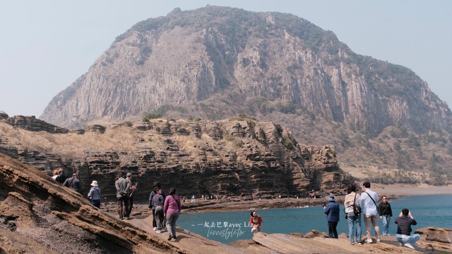 西歸浦龍頭海岸》濟州島一年只開放100多天的限定景點，壯麗峭壁值得一看!