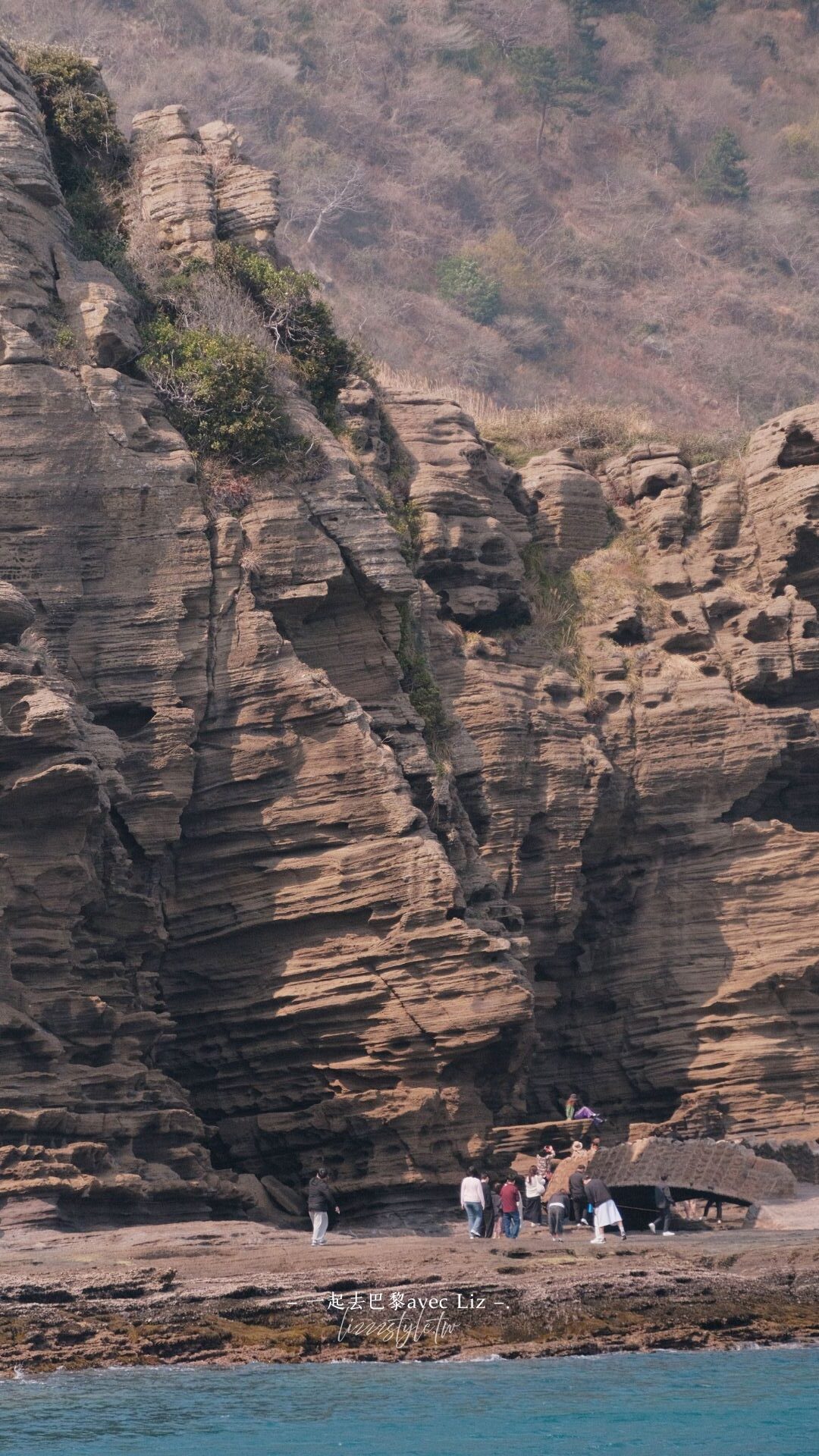 西歸浦龍頭海岸》濟州島一年只開放100多天的限定景點，壯麗峭壁值得一看!