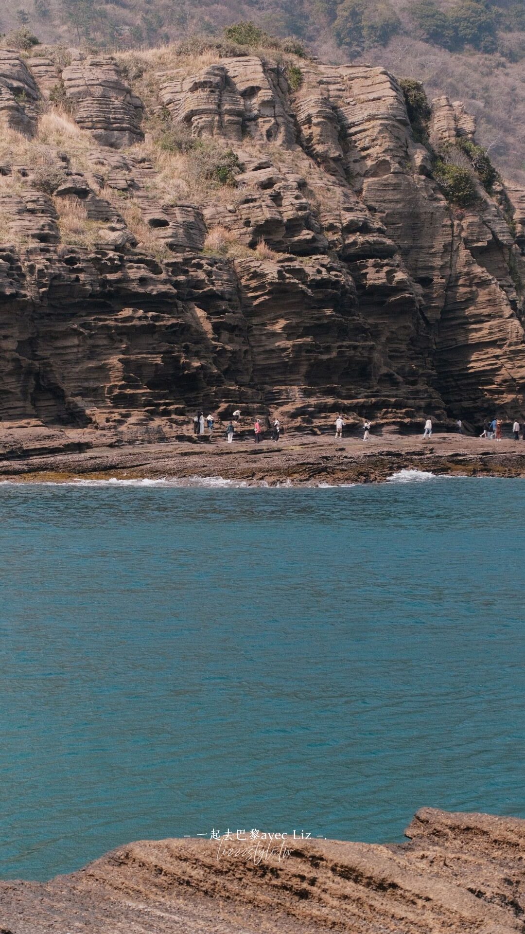 西歸浦龍頭海岸》濟州島一年只開放100多天的限定景點，壯麗峭壁值得一看!