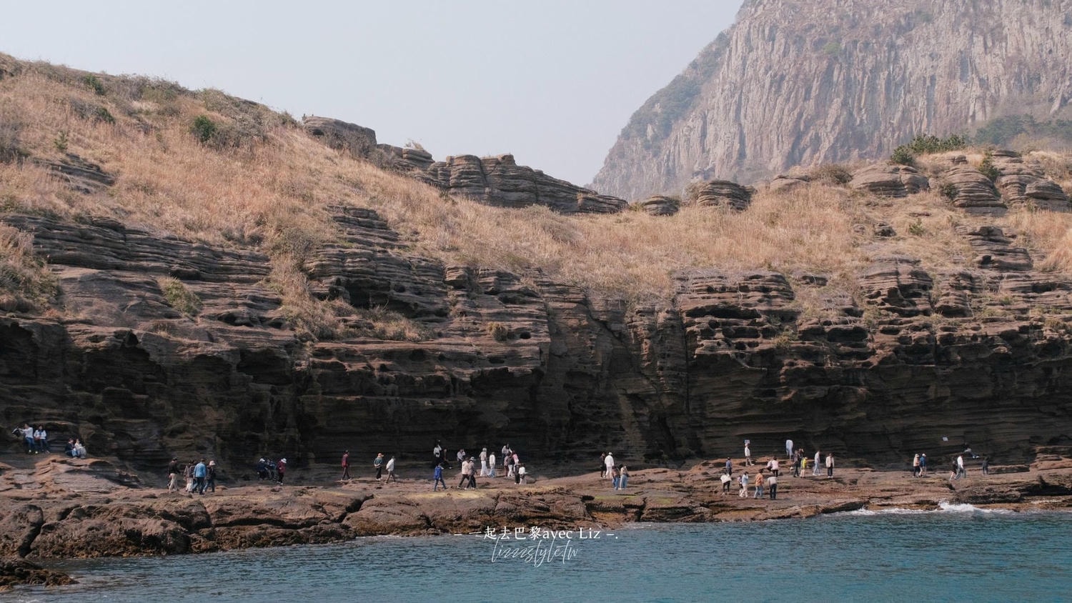 西歸浦龍頭海岸》濟州島一年只開放100多天的限定景點，壯麗峭壁值得一看!
