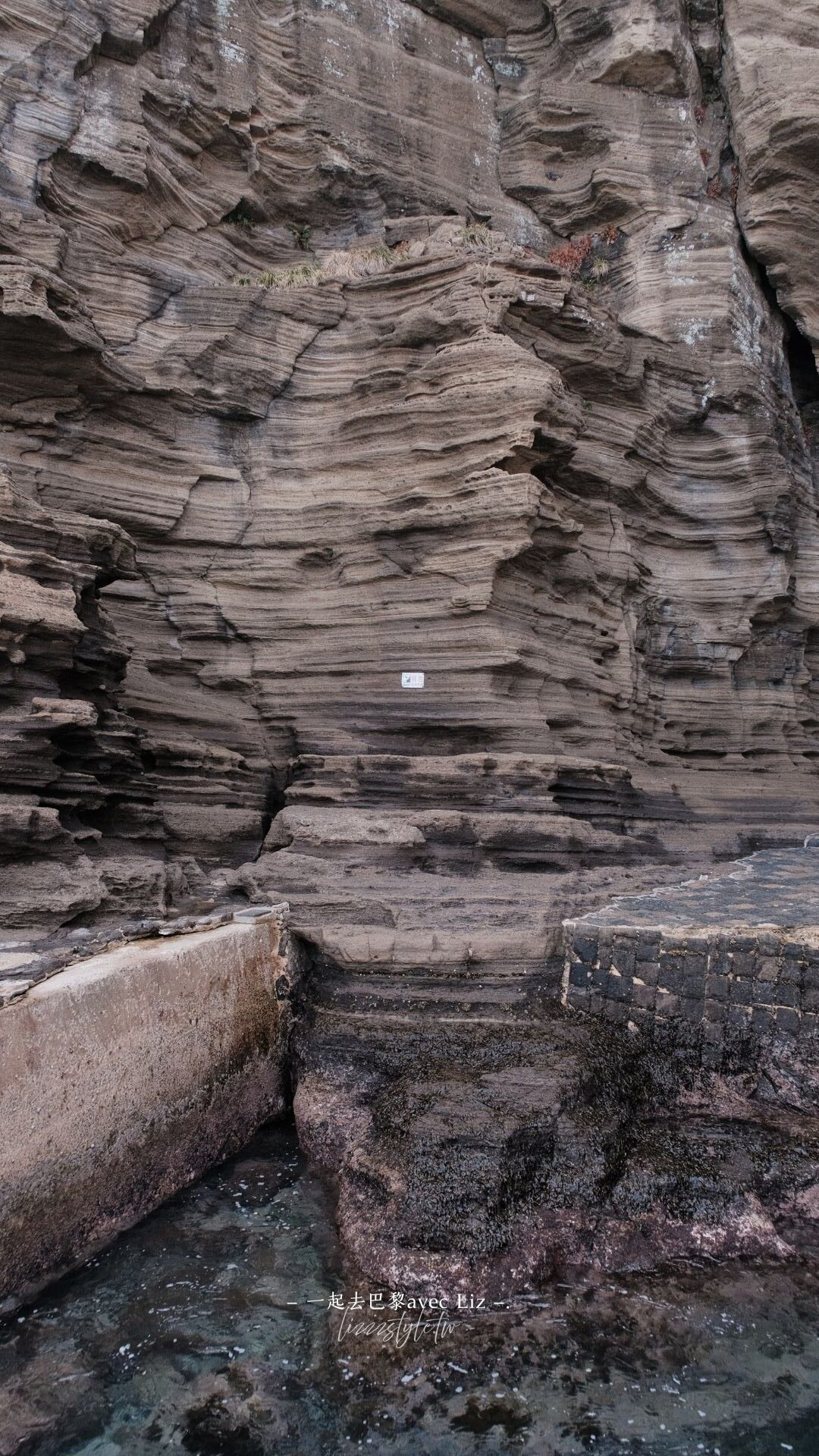 西歸浦龍頭海岸》濟州島一年只開放100多天的限定景點，壯麗峭壁值得一看!