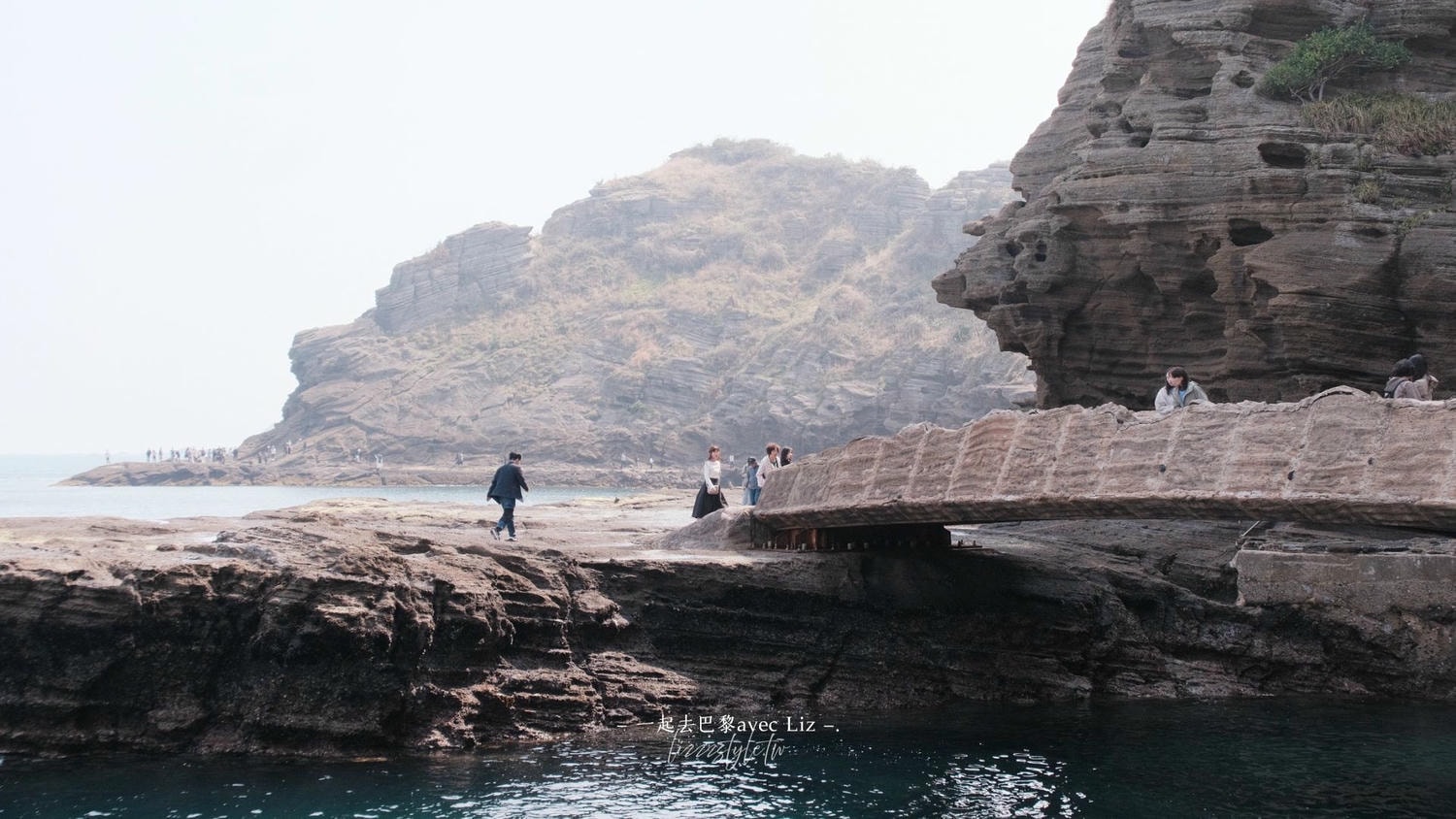 西歸浦龍頭海岸》濟州島一年只開放100多天的限定景點，壯麗峭壁值得一看!