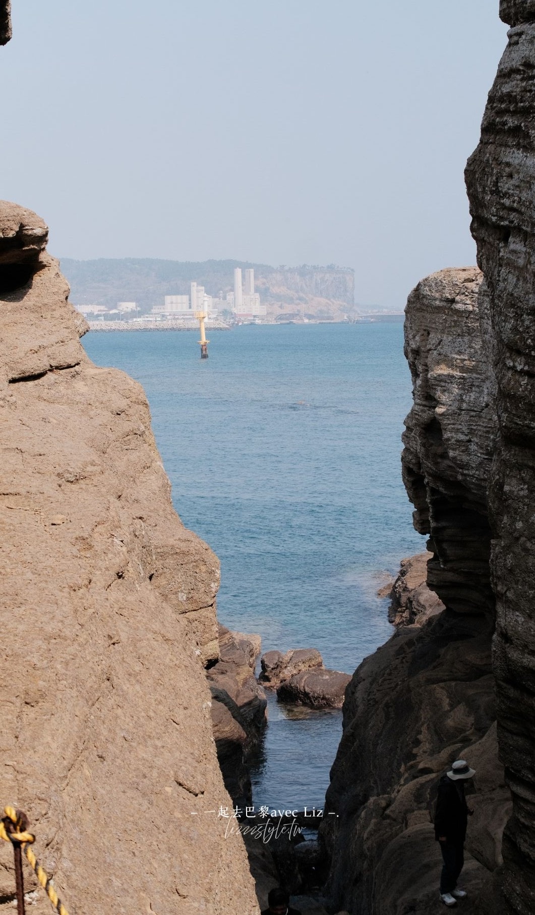 西歸浦龍頭海岸》濟州島一年只開放100多天的限定景點，壯麗峭壁值得一看!
