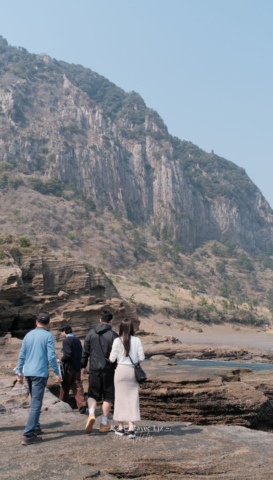 西歸浦龍頭海岸》濟州島一年只開放100多天的限定景點，壯麗峭壁值得一看!