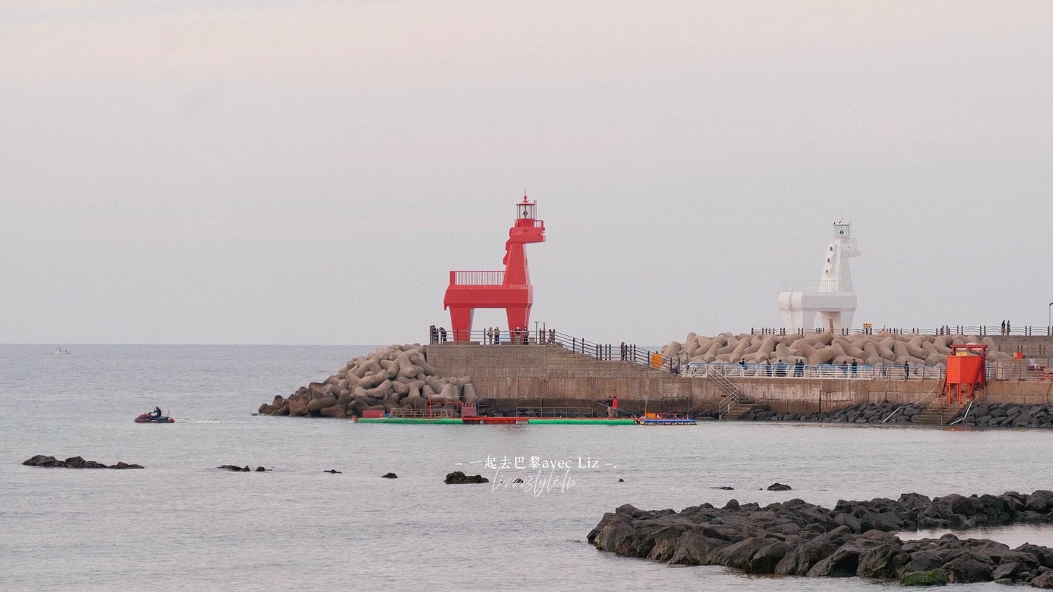 濟州島梨湖紅白馬燈塔》梨湖木筏海邊附近的必拍風景，機場附近人氣景點漫步!