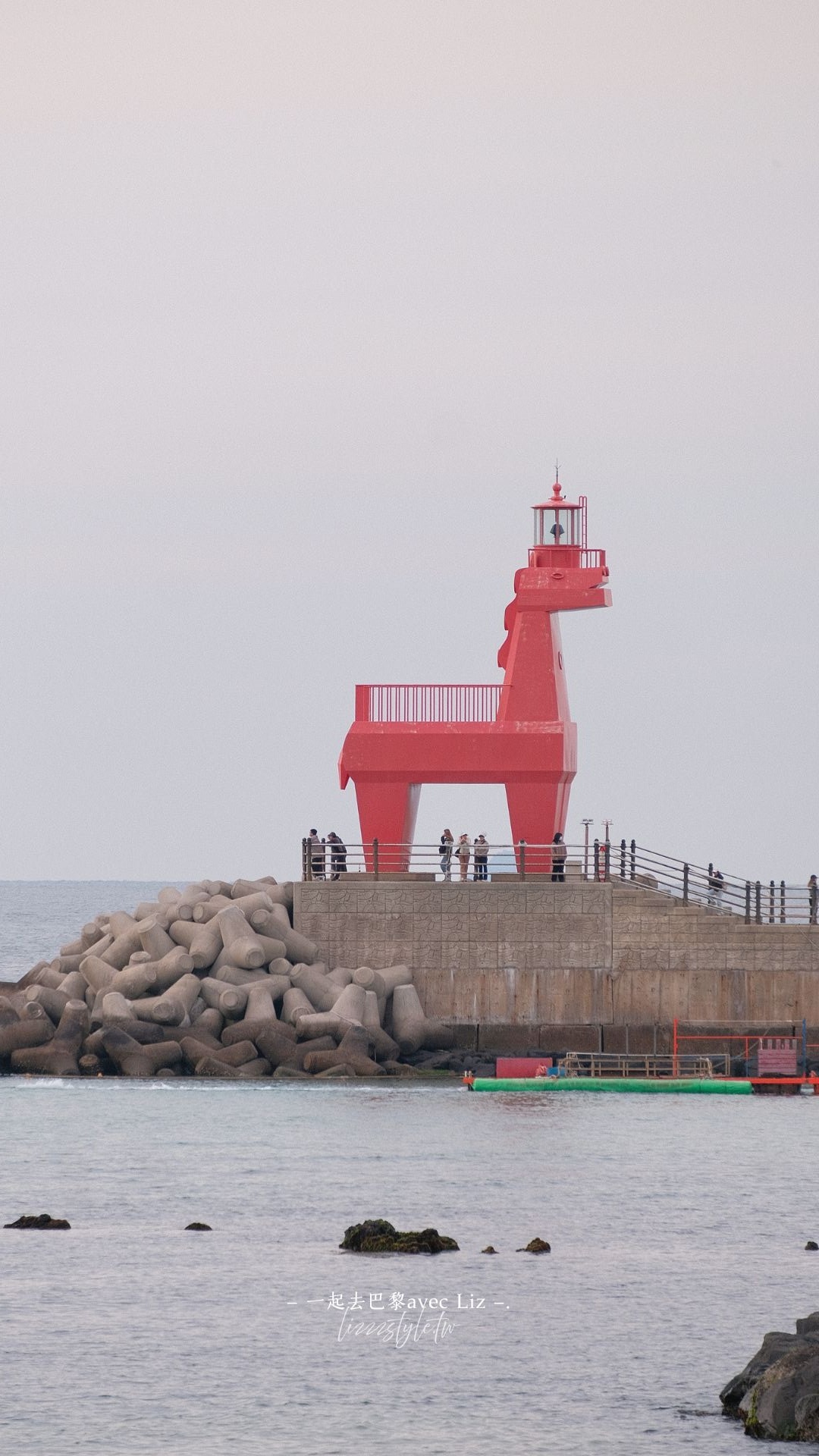濟州島梨湖紅白馬燈塔》梨湖木筏海邊附近的必拍風景，機場附近人氣景點漫步!